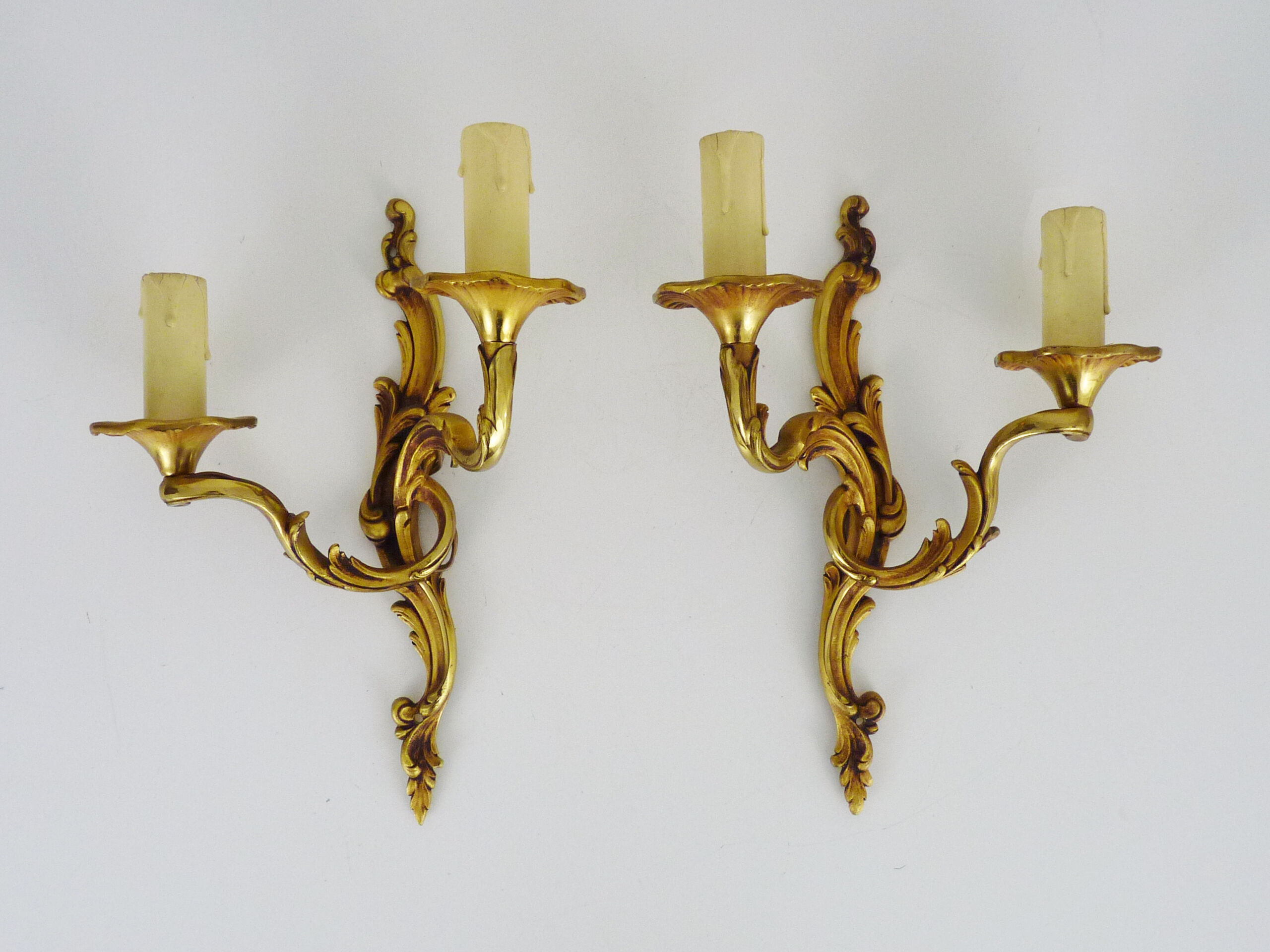 Paire d'appliques murales vintage à double feux en bronze ou laiton, feuille d'acanthes. Année 60
