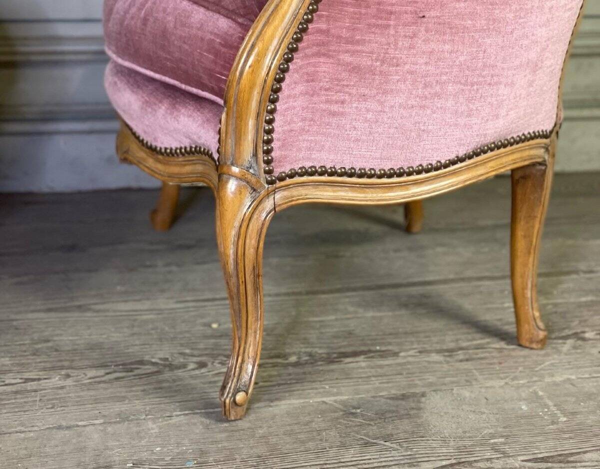 Pair of Louis XV style bergère armchairs in carved wood, pink velvet, circa 1900