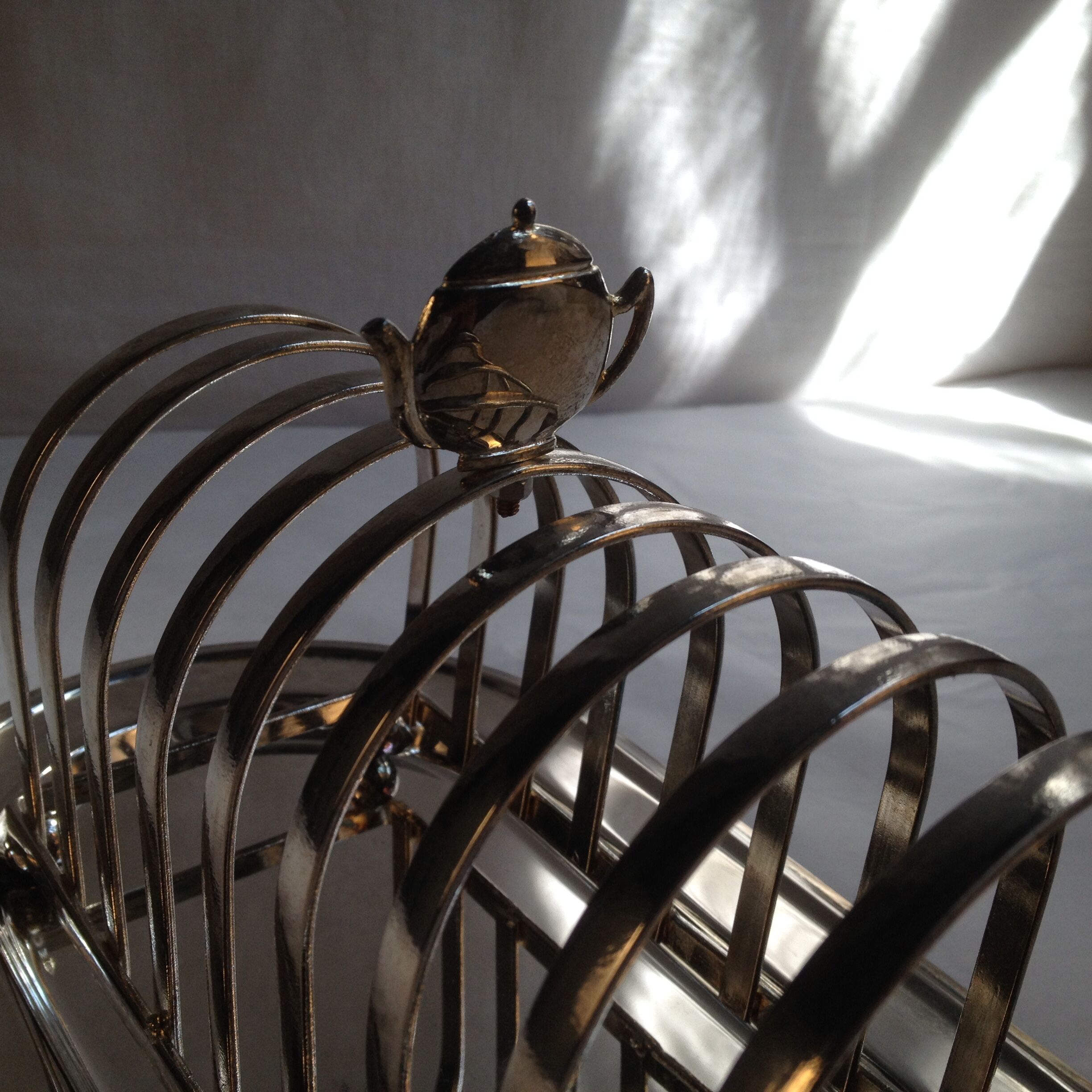 Taost door in silver metal