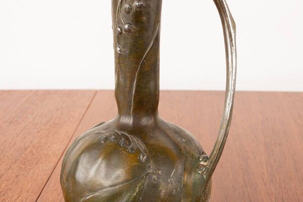 Vase Art-Nouveau en étain massif patiné bronze par Louis Chalon 1910.
