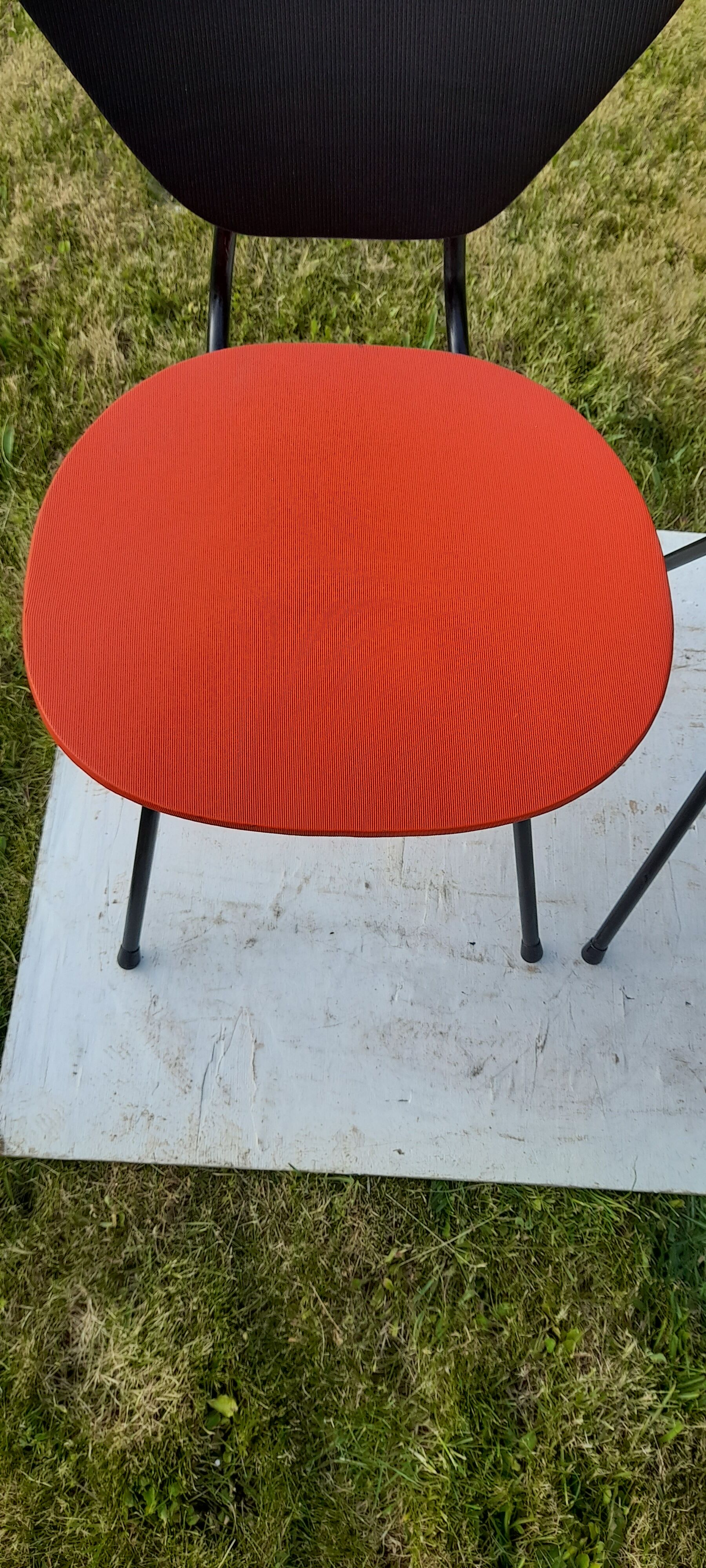 2 ant chairs in black and red skaï feet in black metal