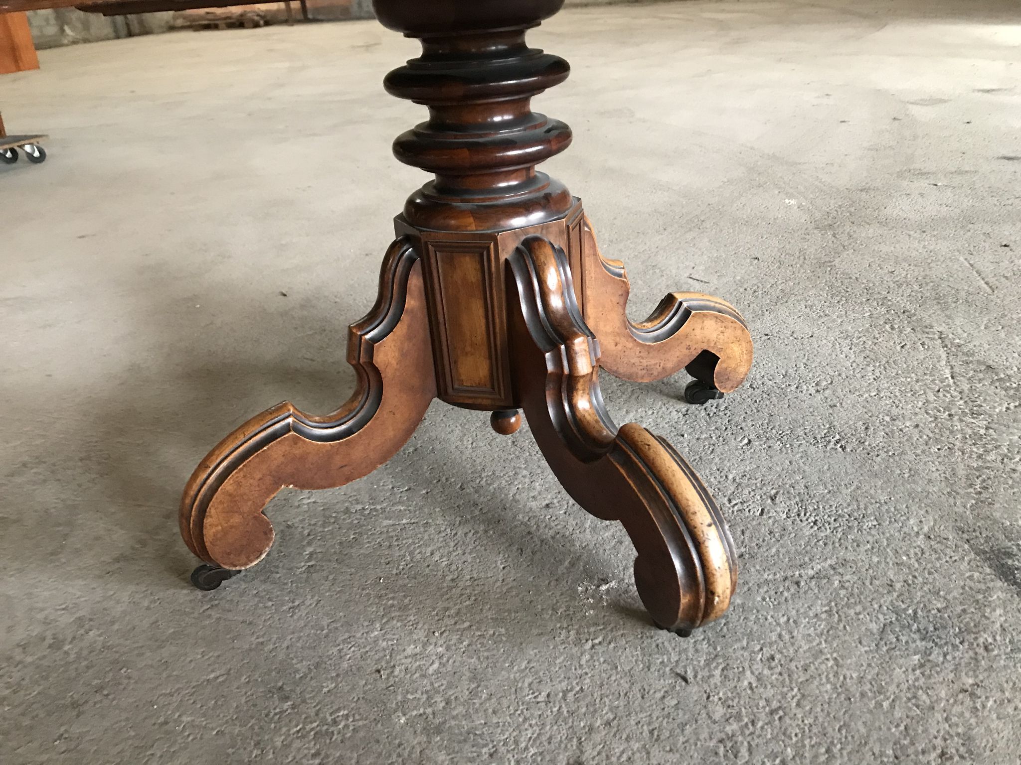 Table ovale à manger Napoléon III avec 3 allonges