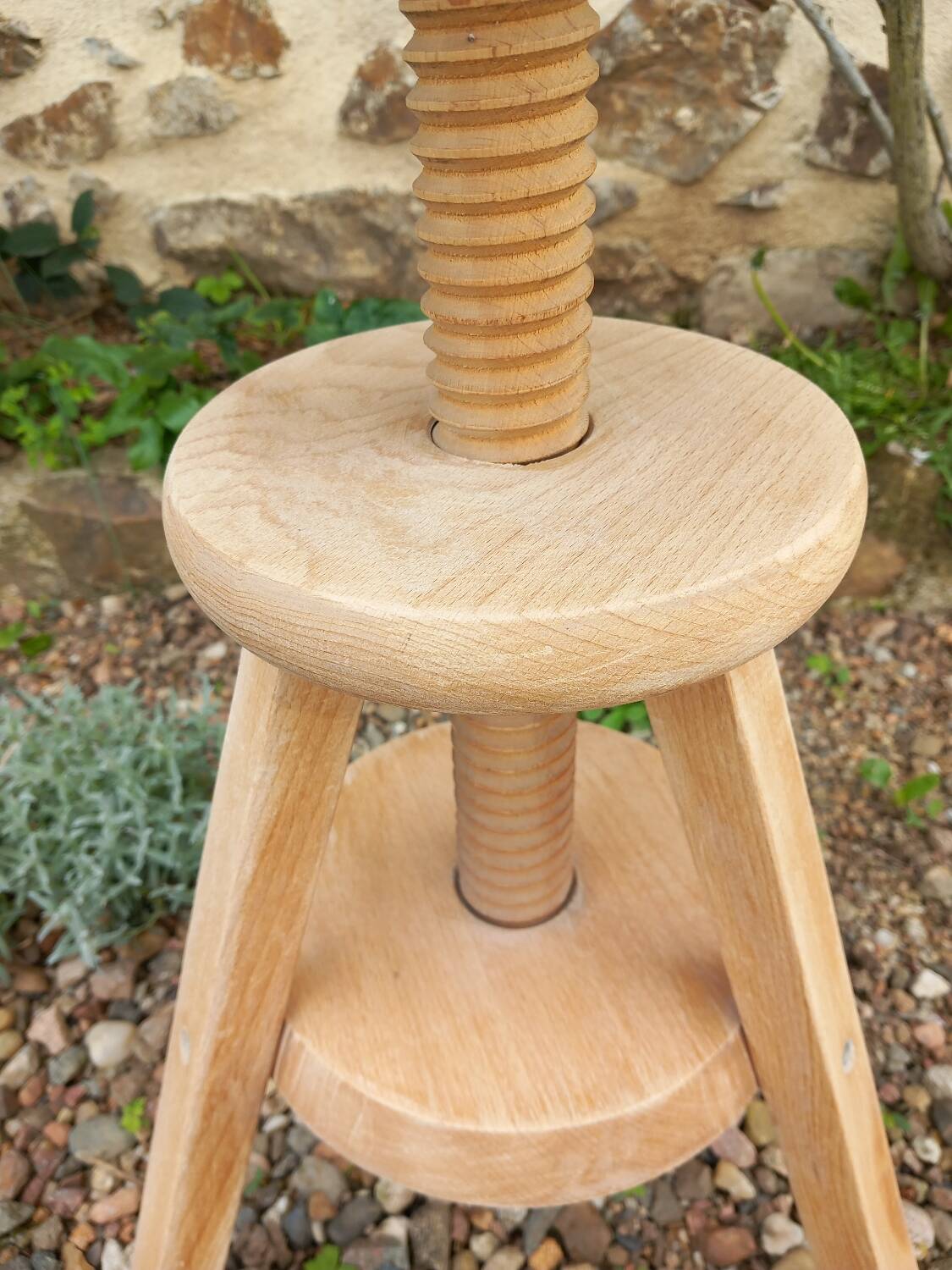 Tripod stool with screw