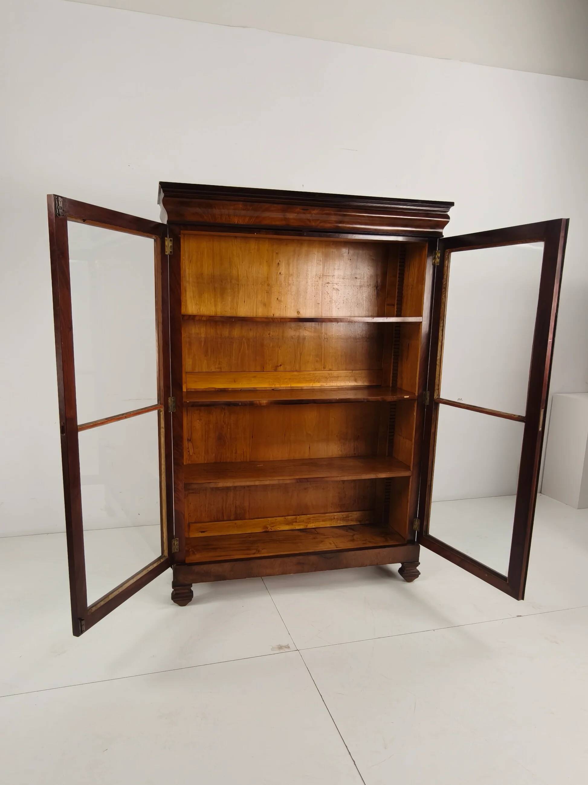 Magnifique bibliothèque Biedermeier du XIXe siècle – noyer, verre ancien d'origine