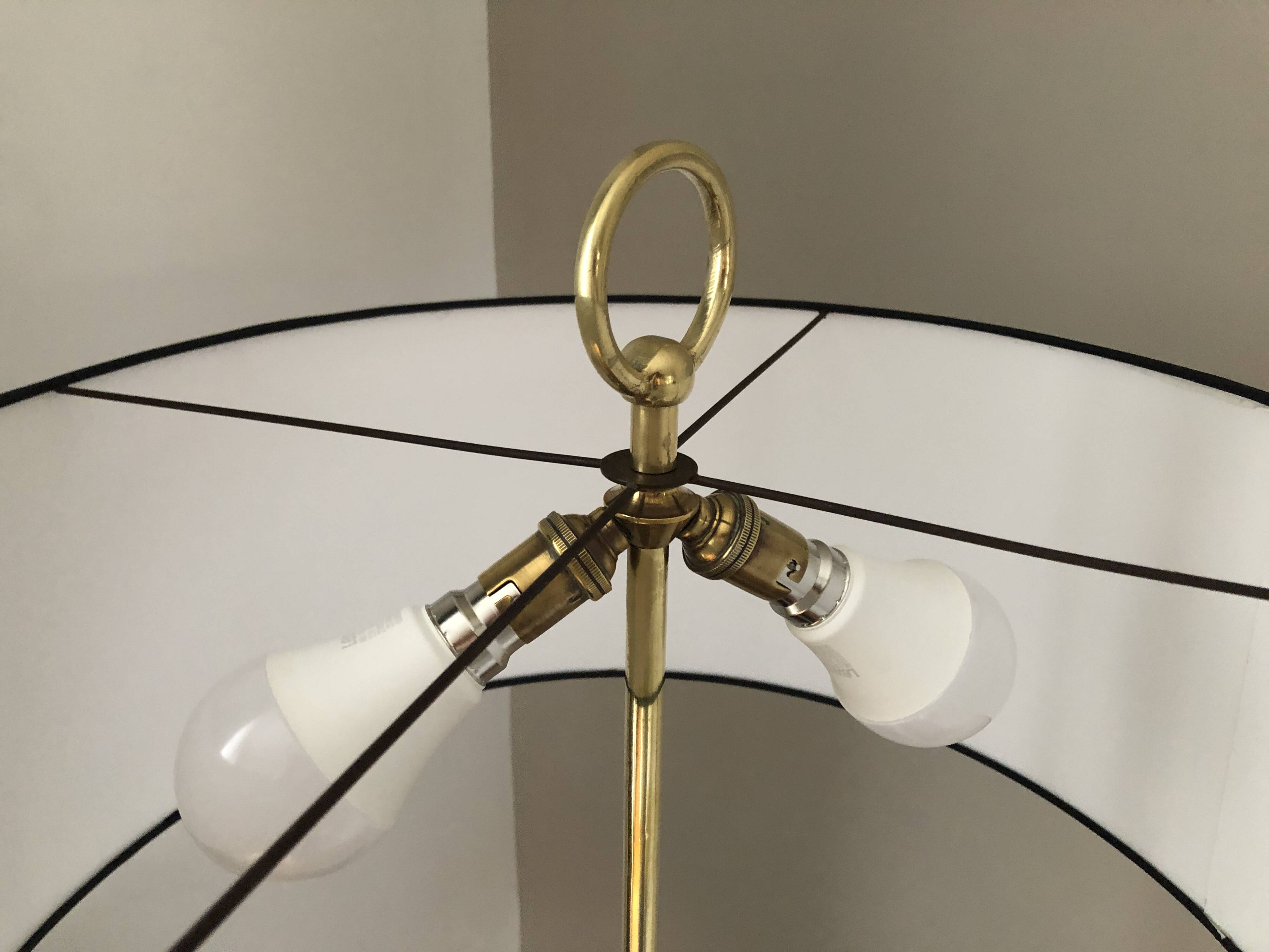 Vintage tripod side table lamp in brass from 1950 - 1960.