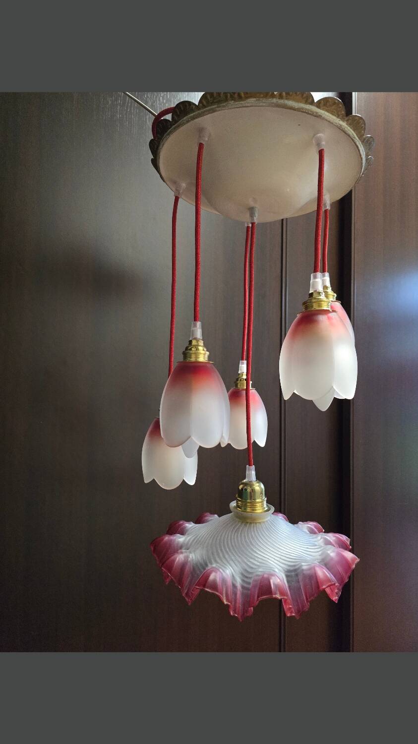 Suspension with tulips and a red scalloped lampshade.