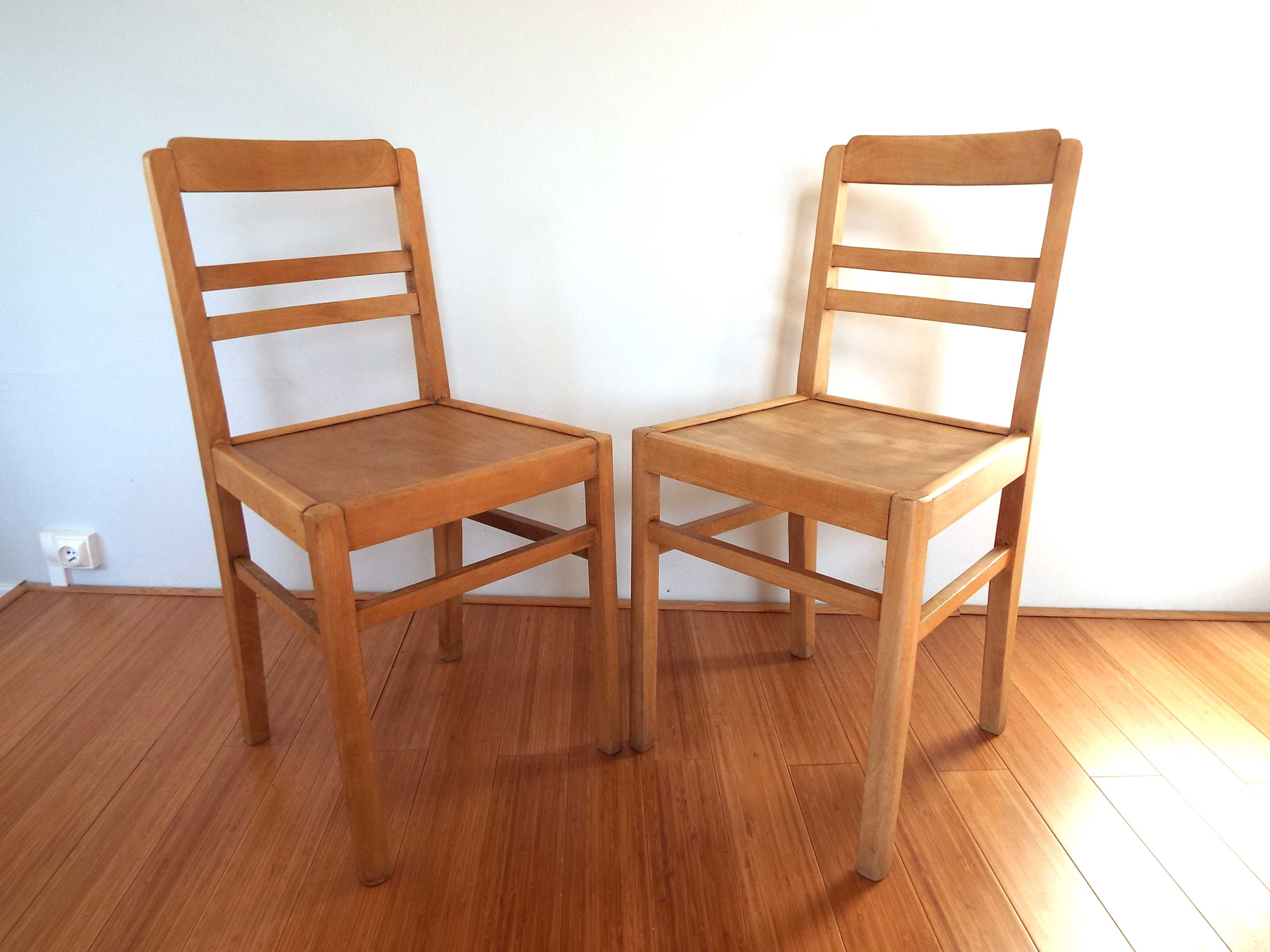 2 wooden chairs type reconstruction
