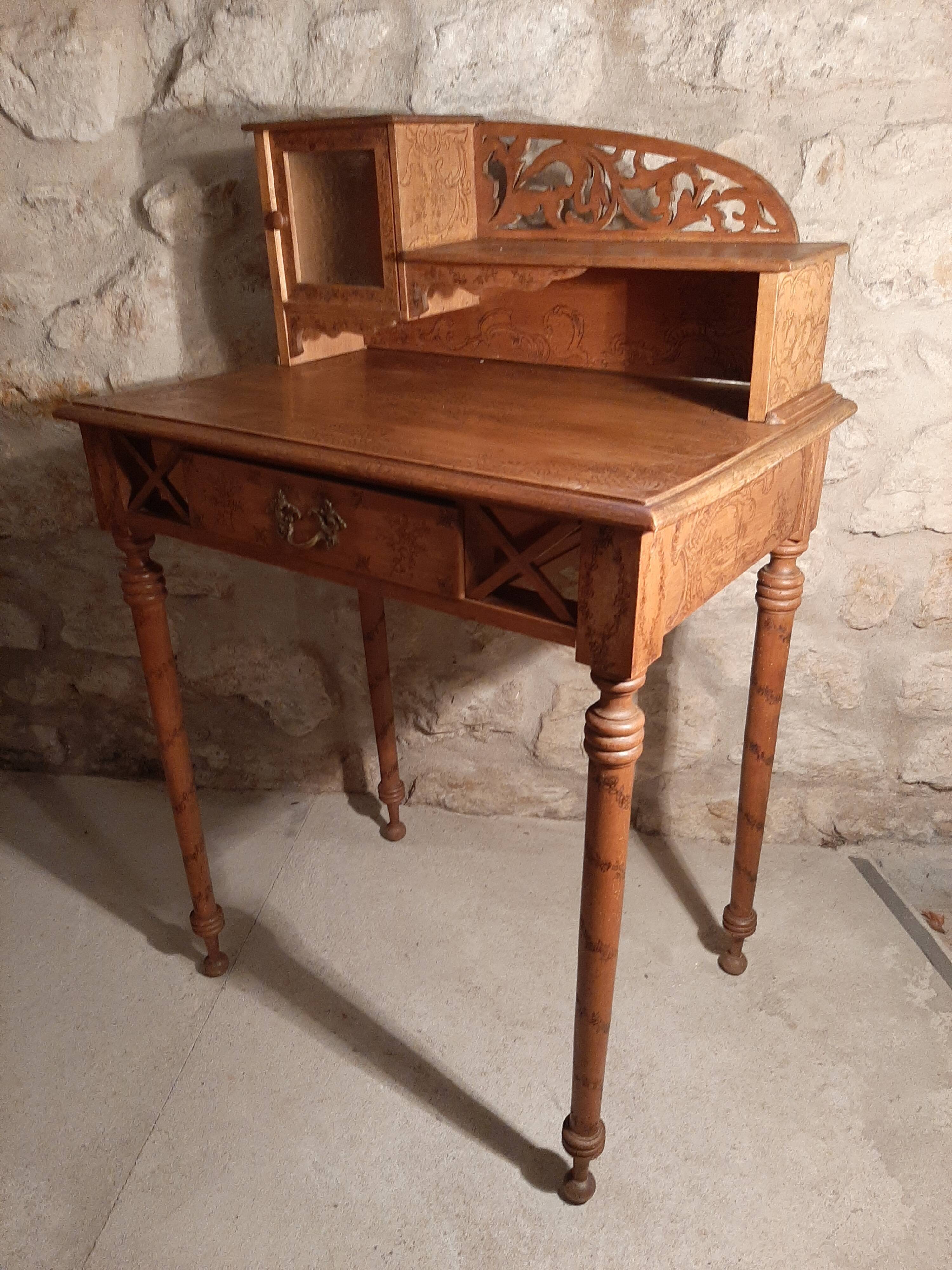 Small office early century has pyrograved décor