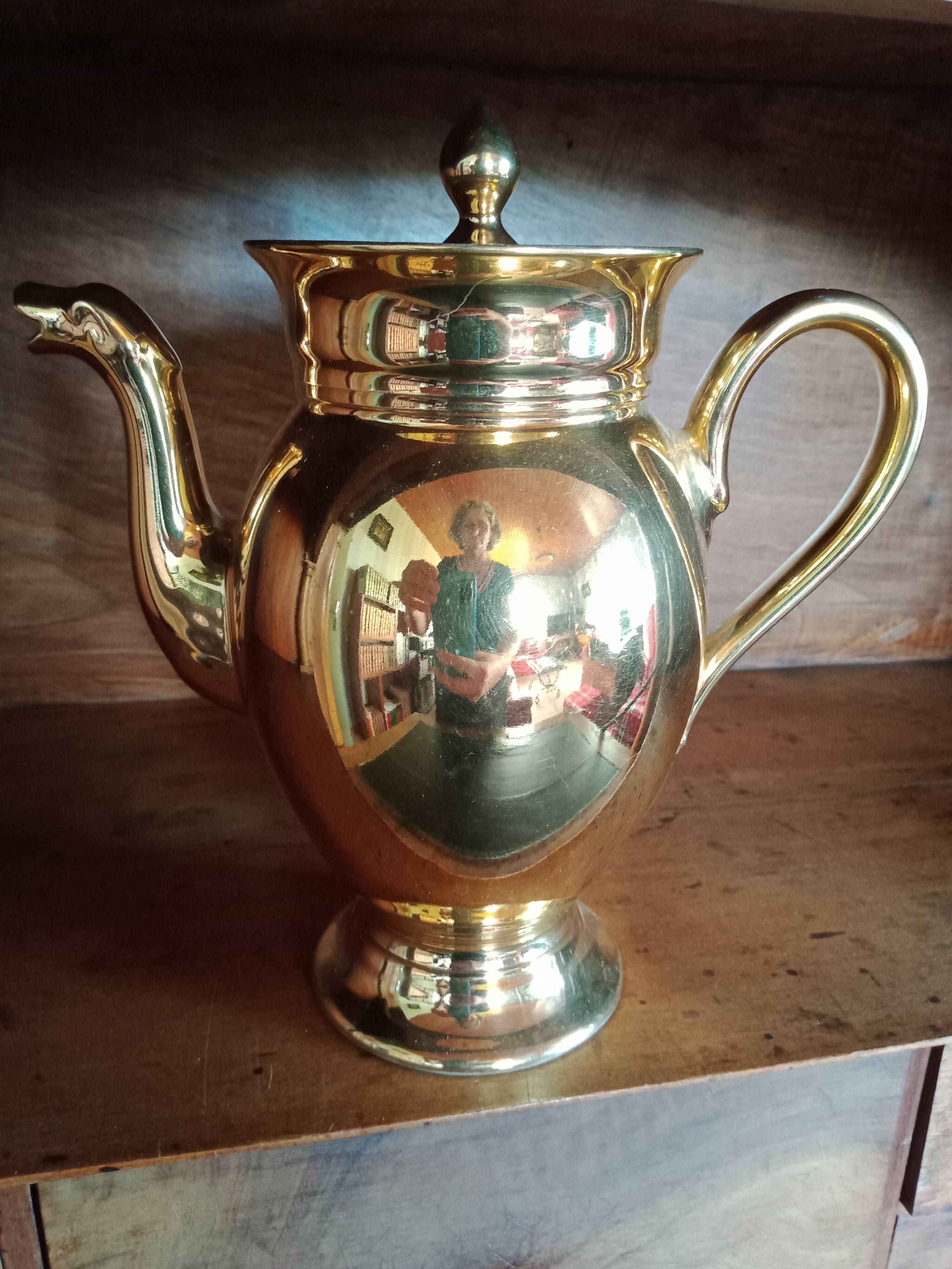 Chimera spout coffee pot in porcelain covered with gilding, Delvaux Paris
