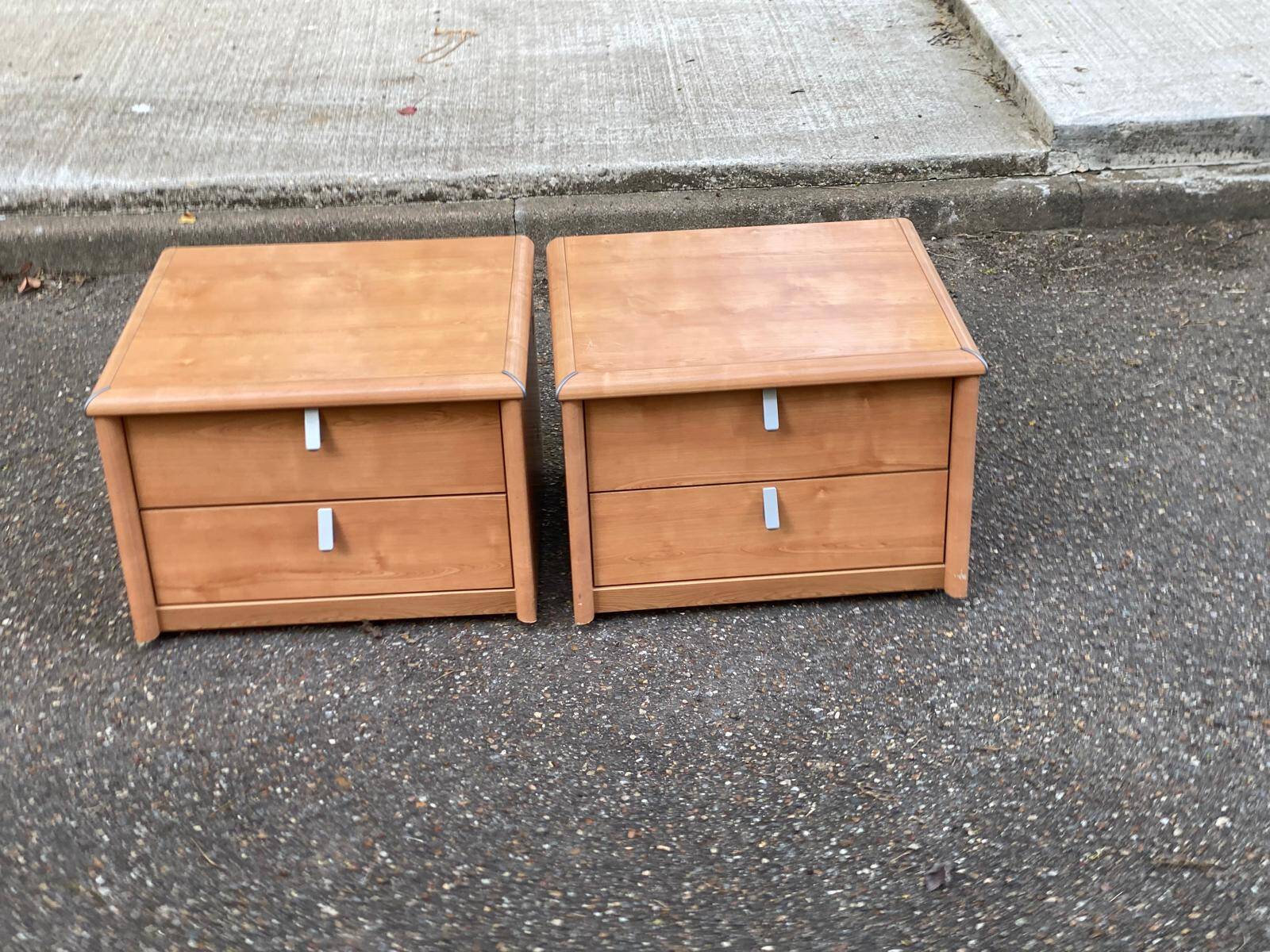 2 tables de chevet françaises Gauthier en bois clair avec 2 tiroirs