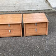 2 tables de chevet françaises Gauthier en bois clair avec 2 tiroirs
