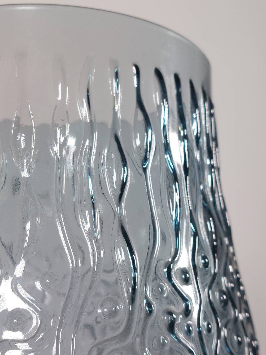 Vase vintage en verre pressé gris-bleu à décor ondulé