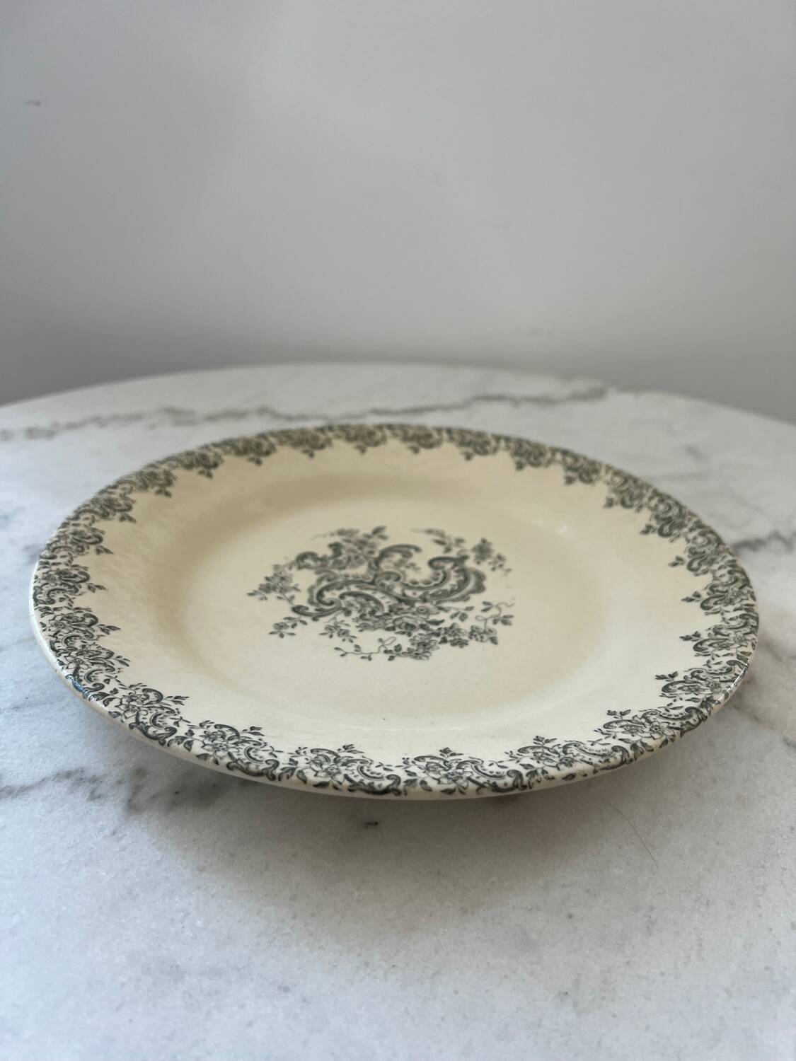 Assiette plate en terre de fer de la faïencerie Gien - modèle Louis XV