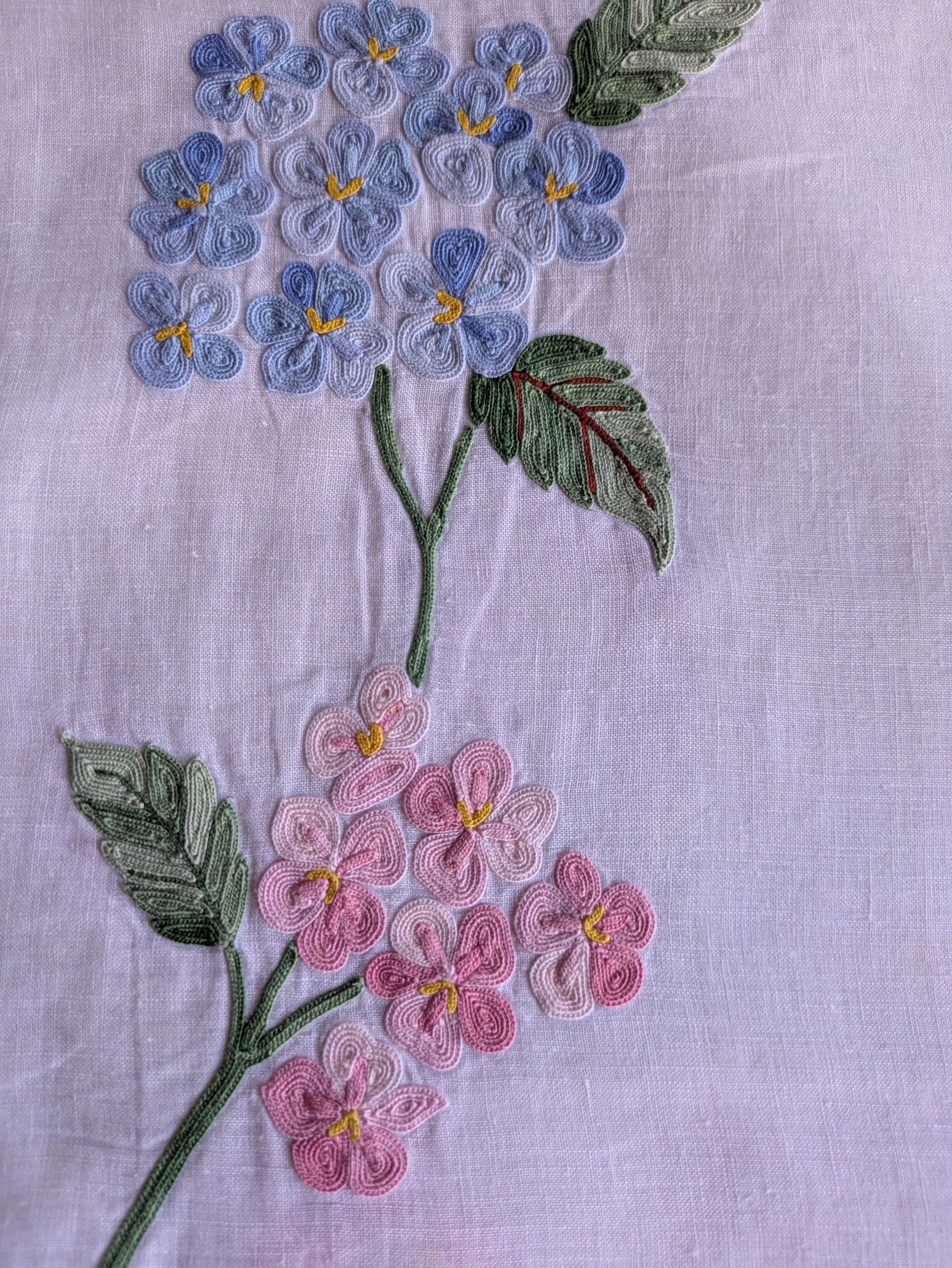 Rectangular tablecloth and its matching vintage hand-embroidered napkin – Bicolour hydrangeas