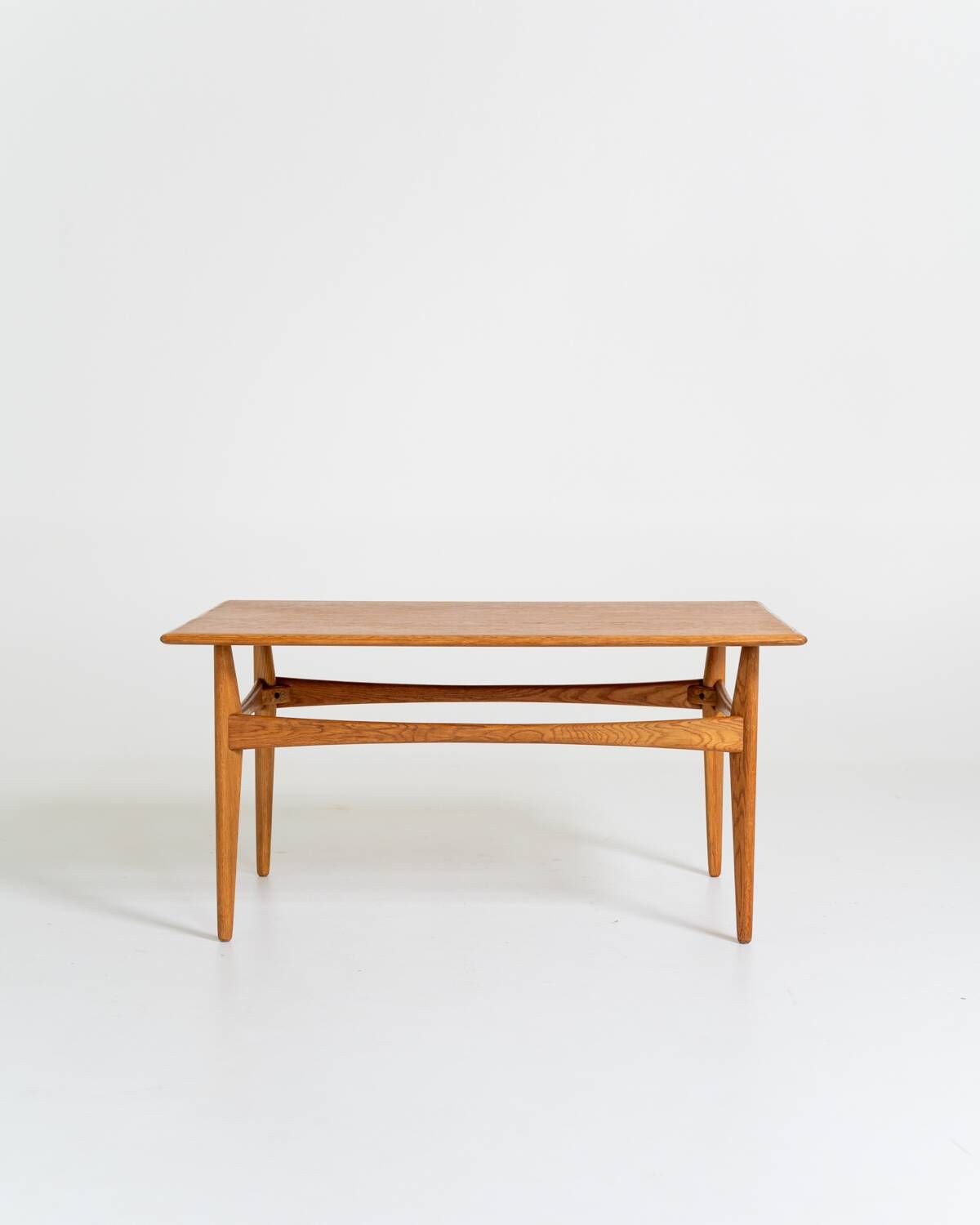 Table d'appoint en chêne par Karl-Erik Ekselius pour JOC, Suède, années 1950.