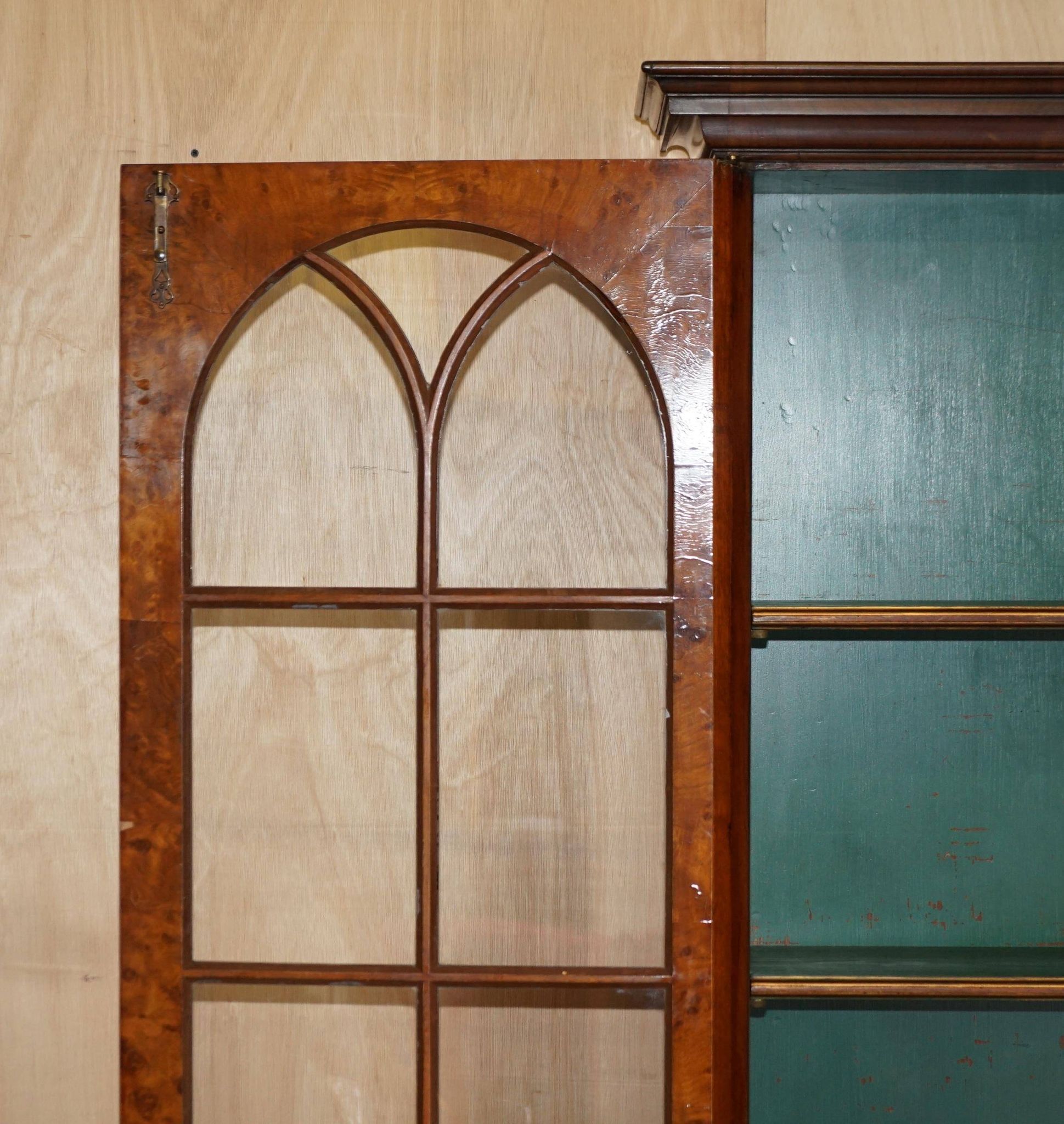 Bibliothèque victorienne en noyer loupe avec portes vitrées gothiques