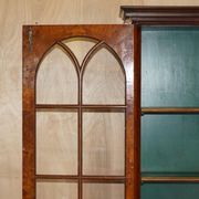 Bibliothèque victorienne en noyer loupe avec portes vitrées gothiques