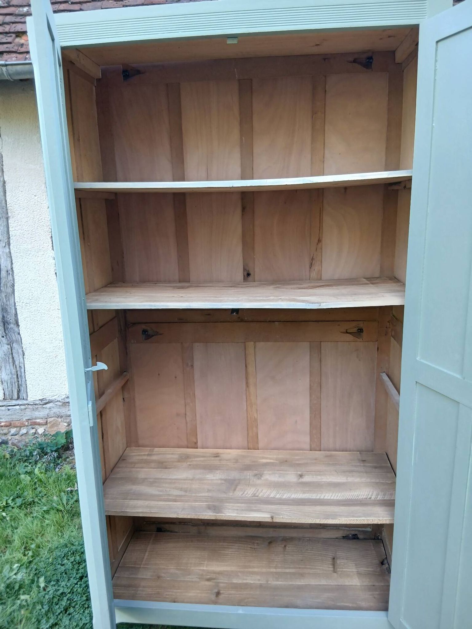Parisian wardrobe with 2 doors and 3 shelves in Luxembourg green.