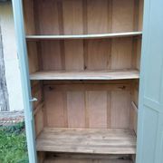Parisian wardrobe with 2 doors and 3 shelves in Luxembourg green.