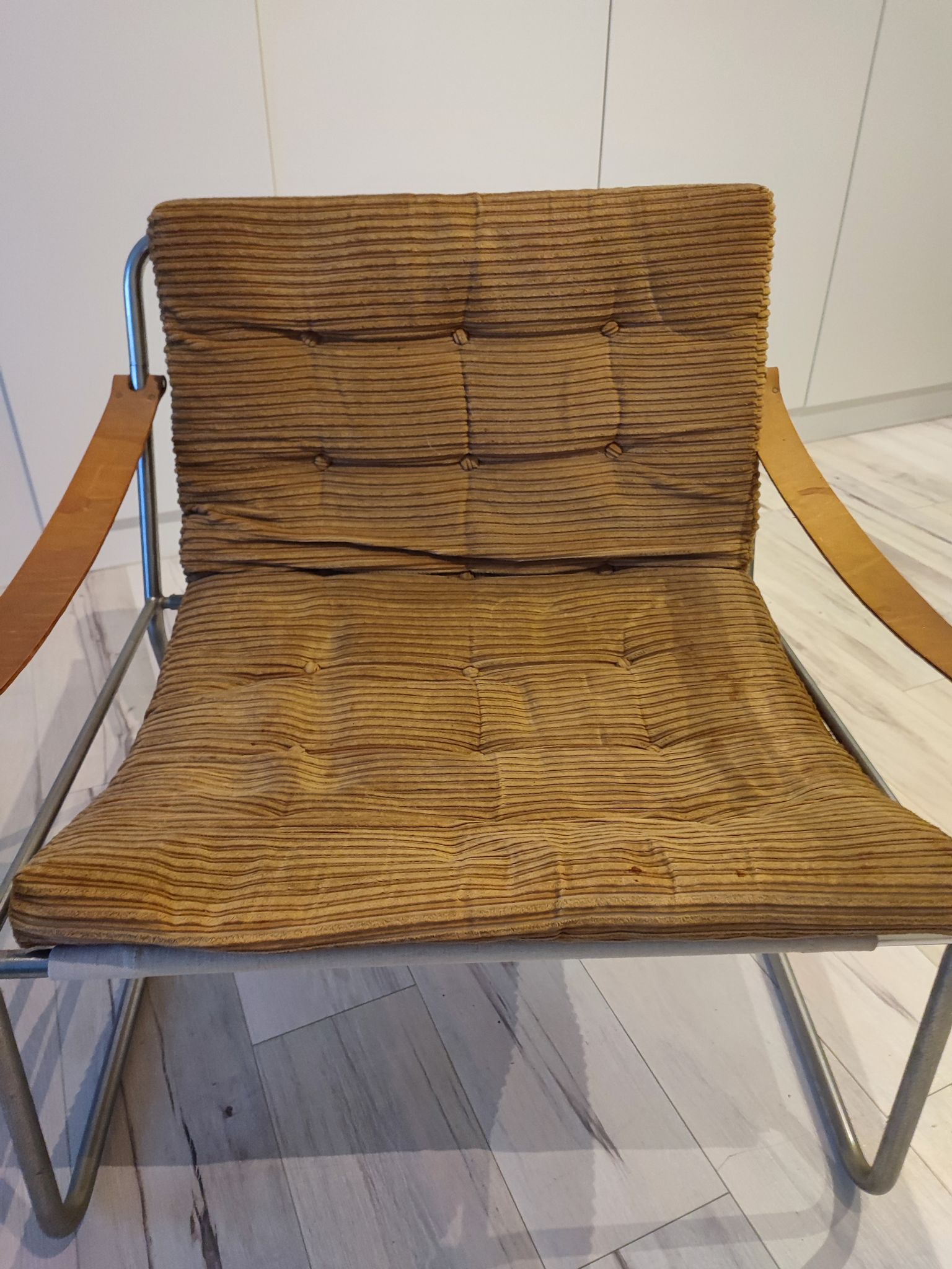 Scandinavian living room armchair in tubular chrome and leather