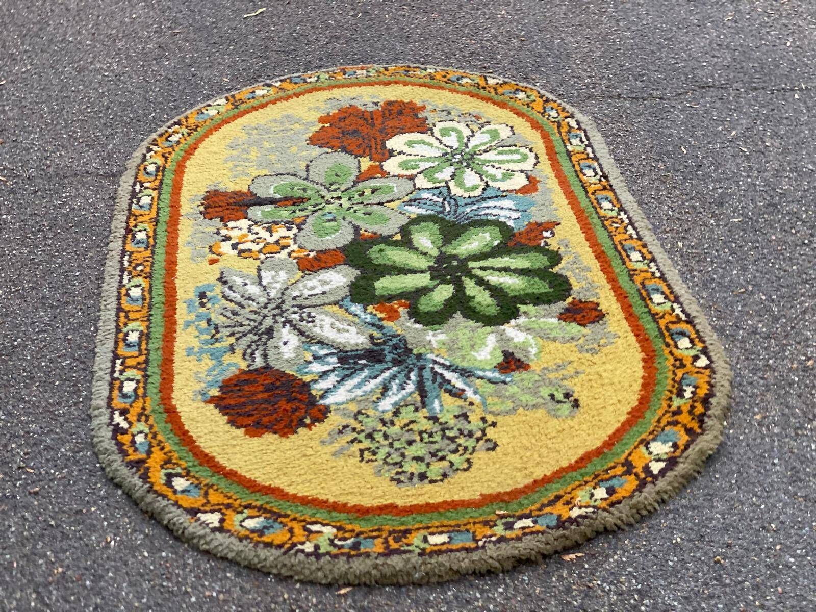 Vintage oval rug from the 70s - Pop flower patterns in green & mustard 185x115.