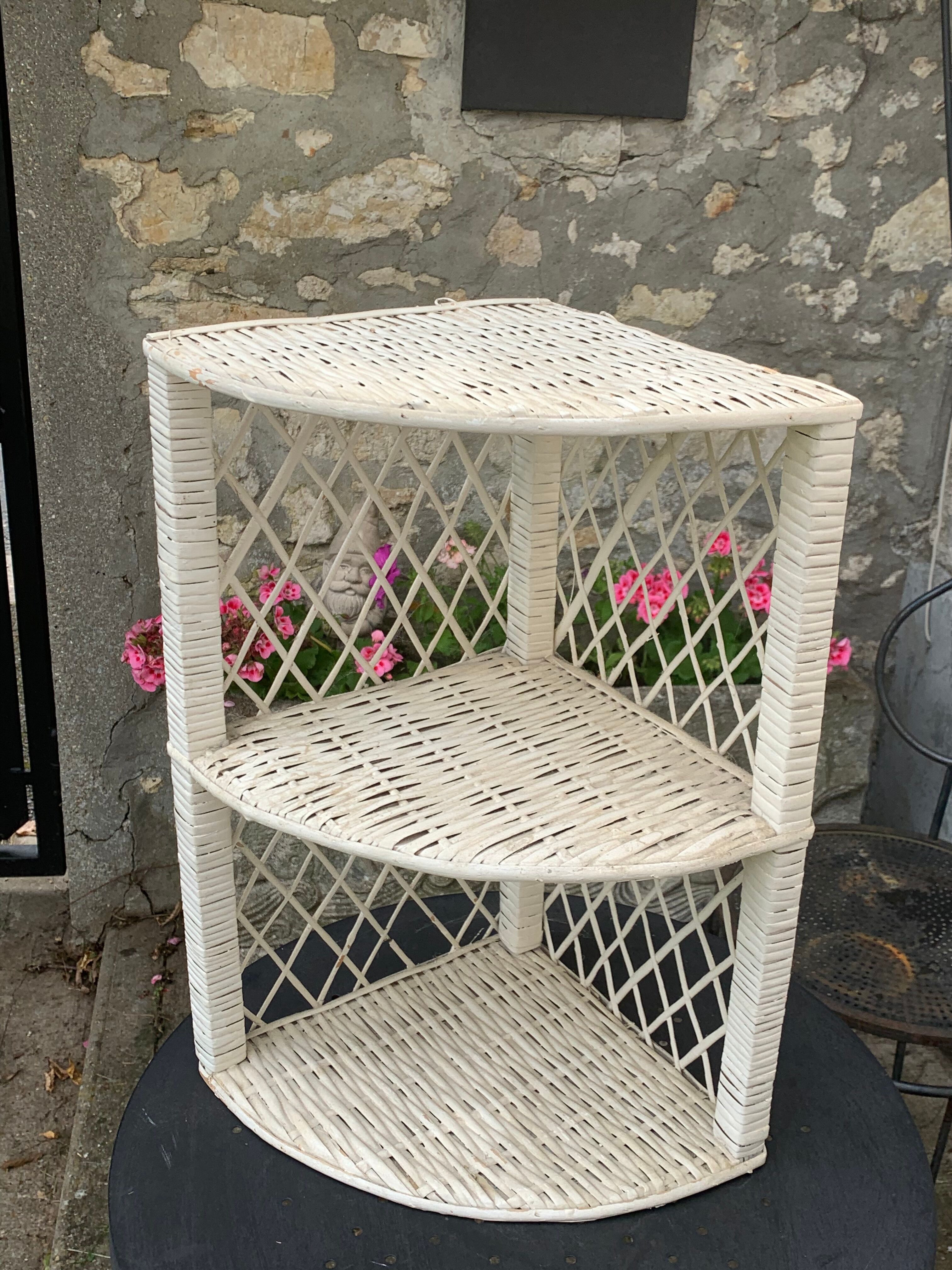 Corner shelf in rattan and vintage white wicker