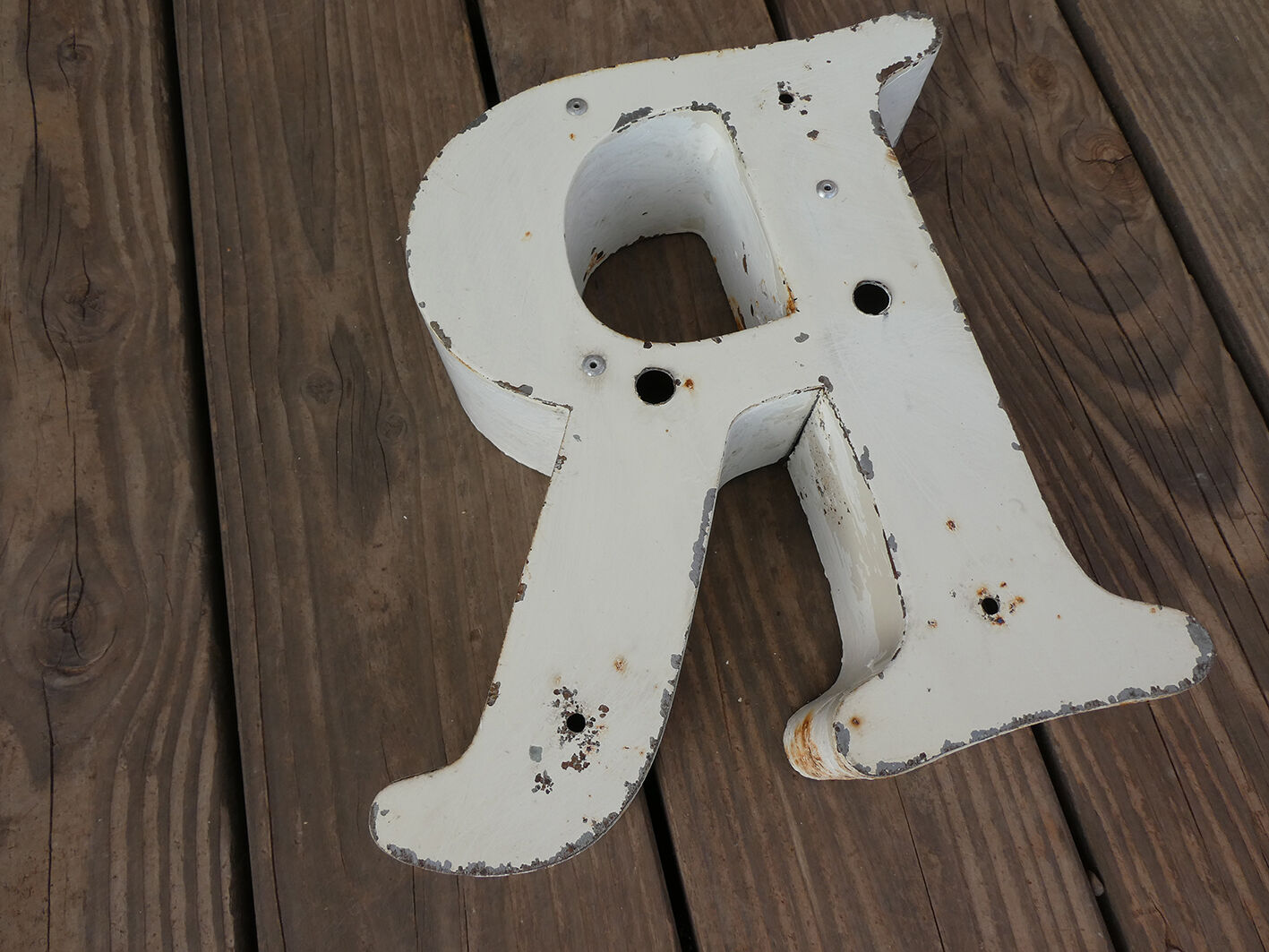 Letter "R" of vintage industrial brand in iron