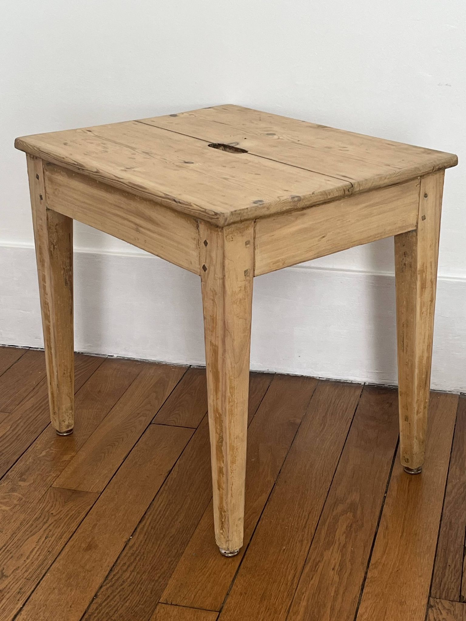 Petite table basse en bois massif