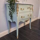 Commode de style Louis XV, galbée à 2 tiroirs