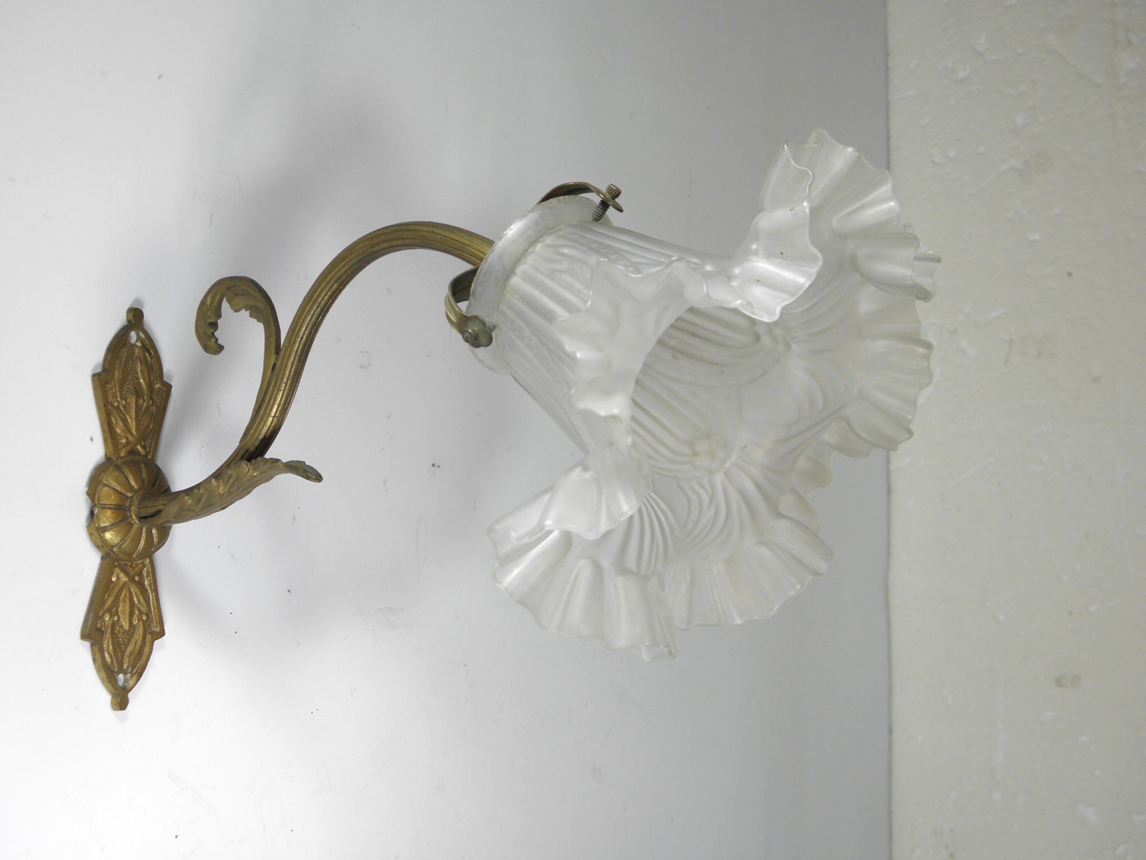 Swan neck wall light in gilded brass and glass