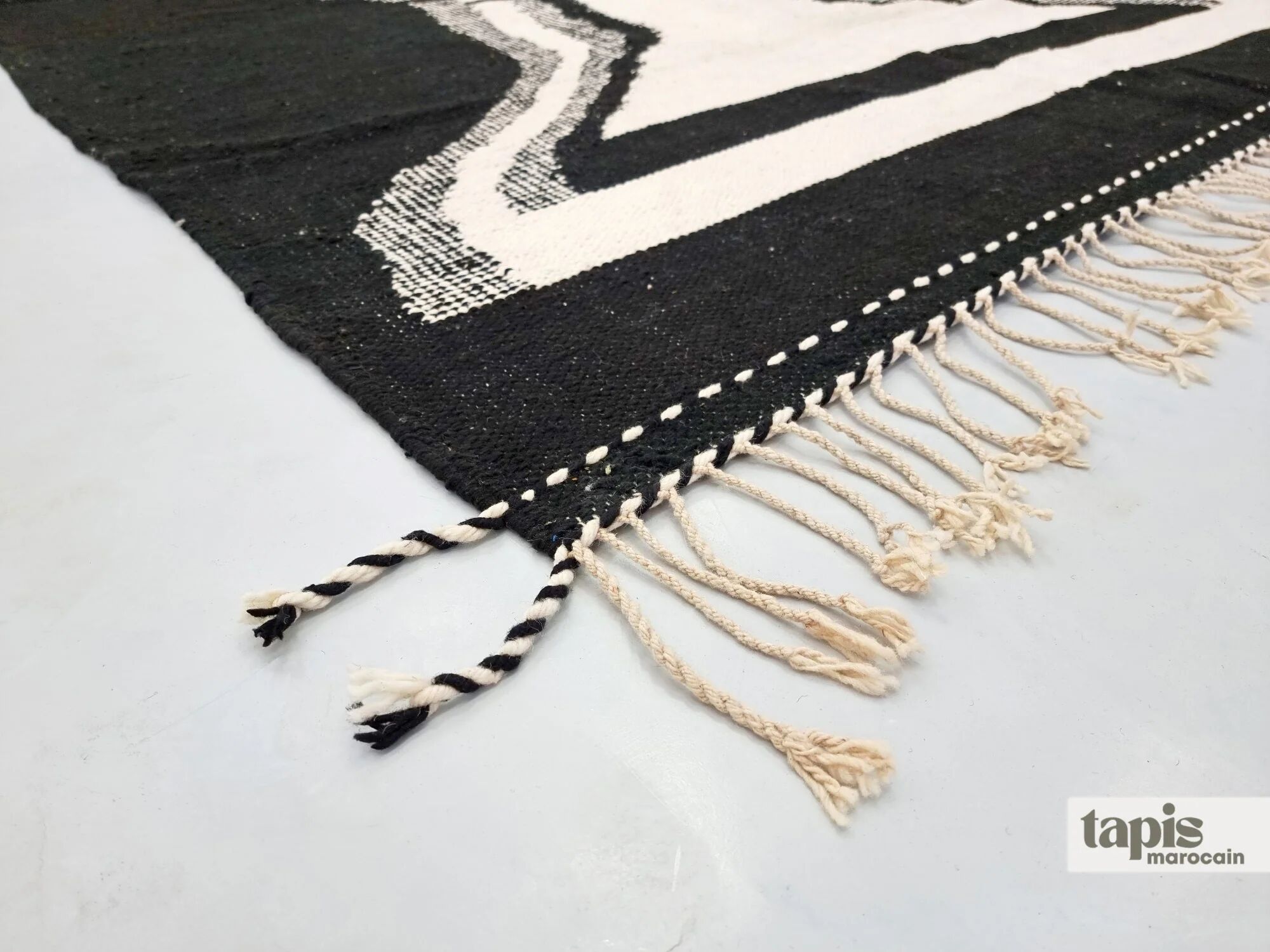 Tapis berbère sur mesure noir et blanc abstrait - Tapis Zanafi Kilim