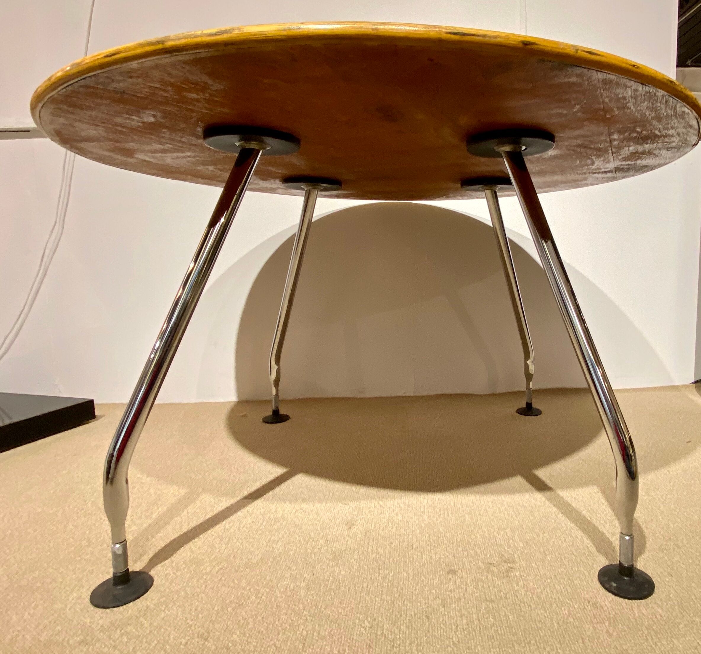 Vintage table round woven bamboo tray and norman Foster feet design