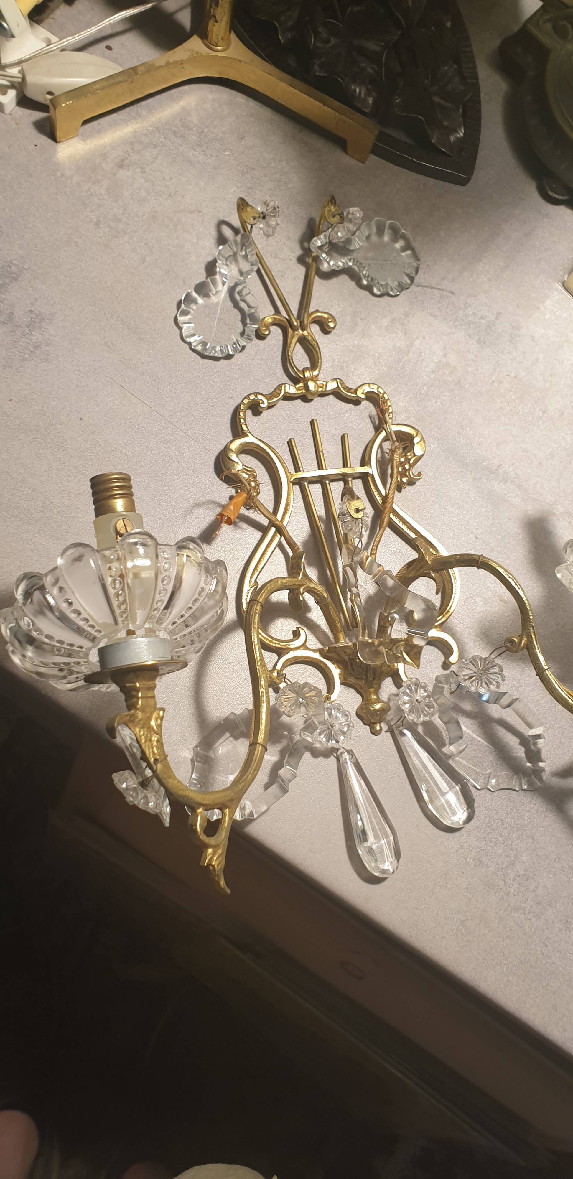 1 crystal prism wall light with 2 lights