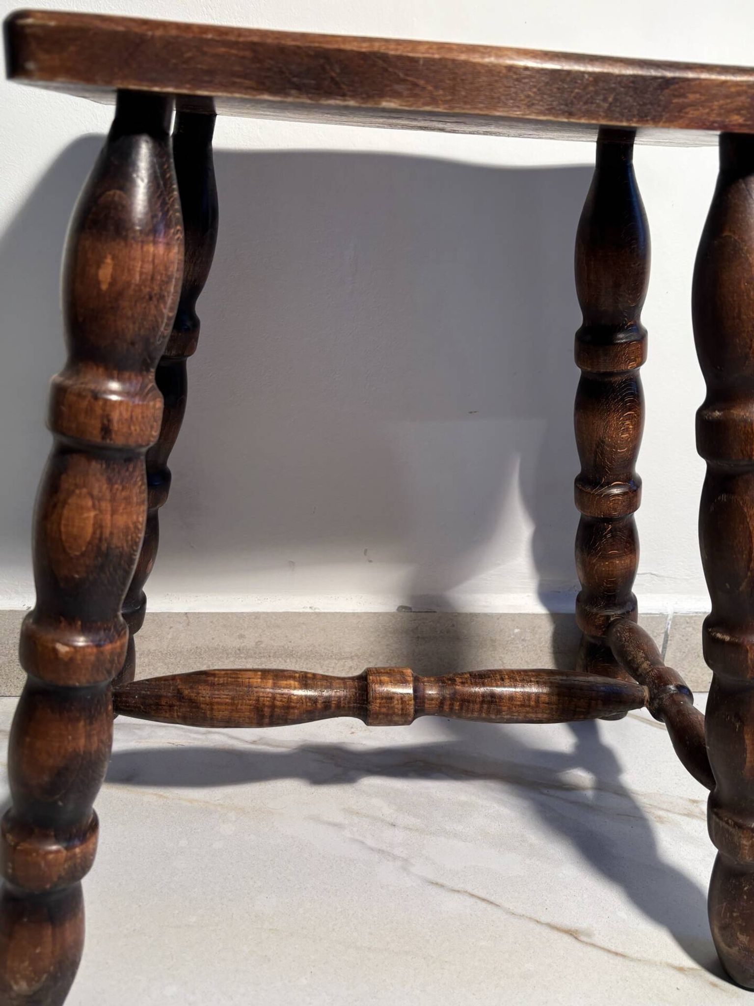Vintage low stool in solid wood with turned legs – 1950