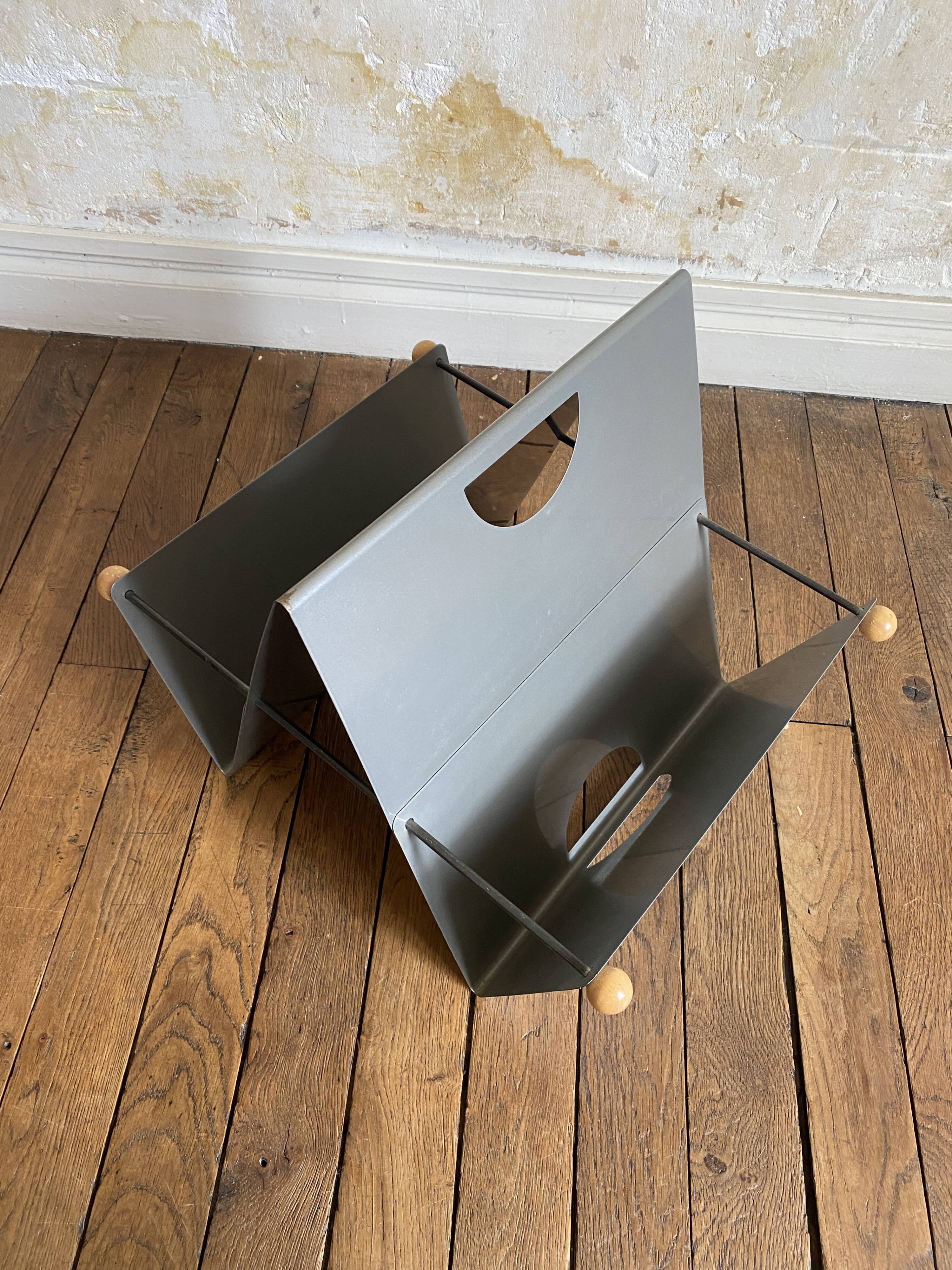 Memphis style magazine rack