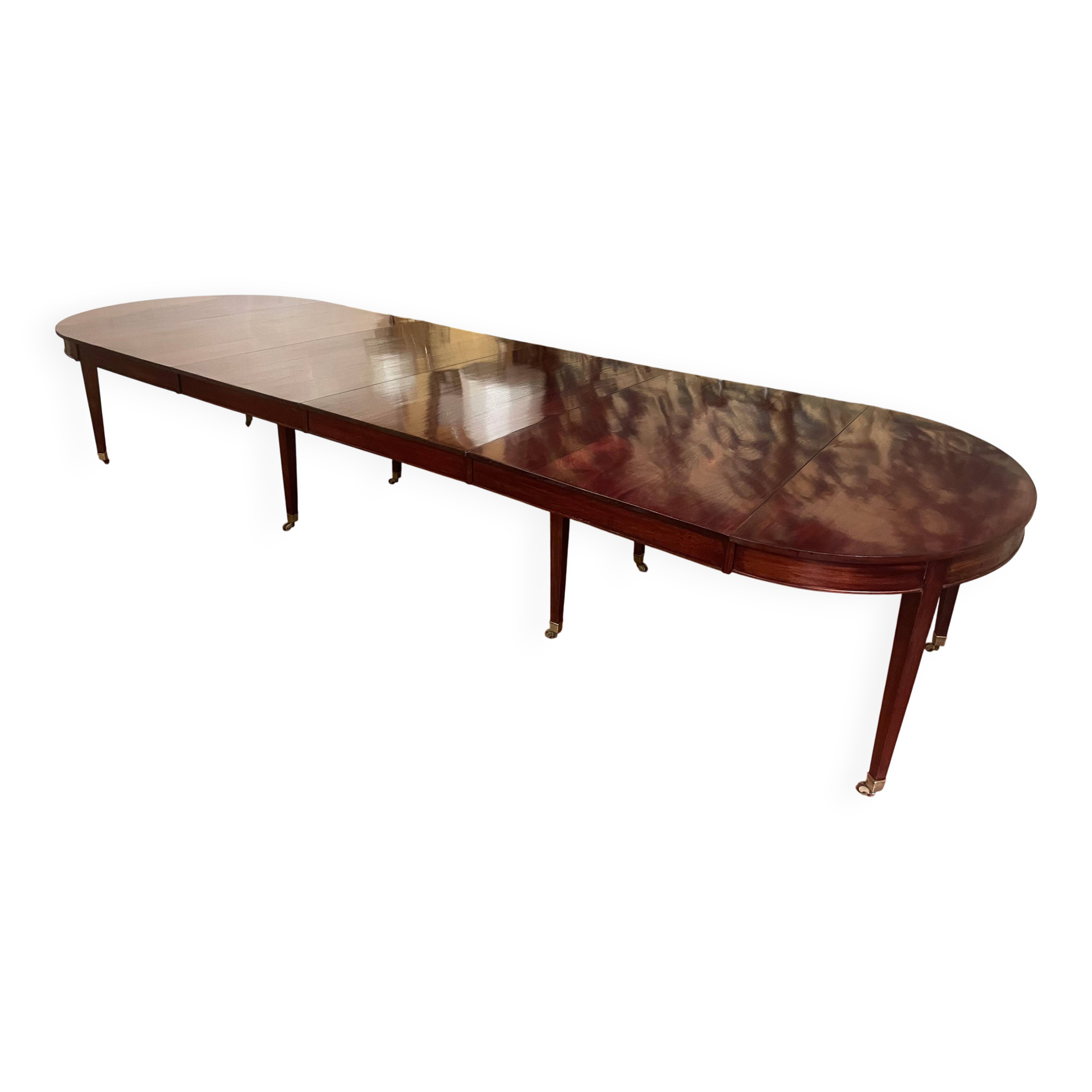 Directoire period extendable dining table in mahogany with a band.