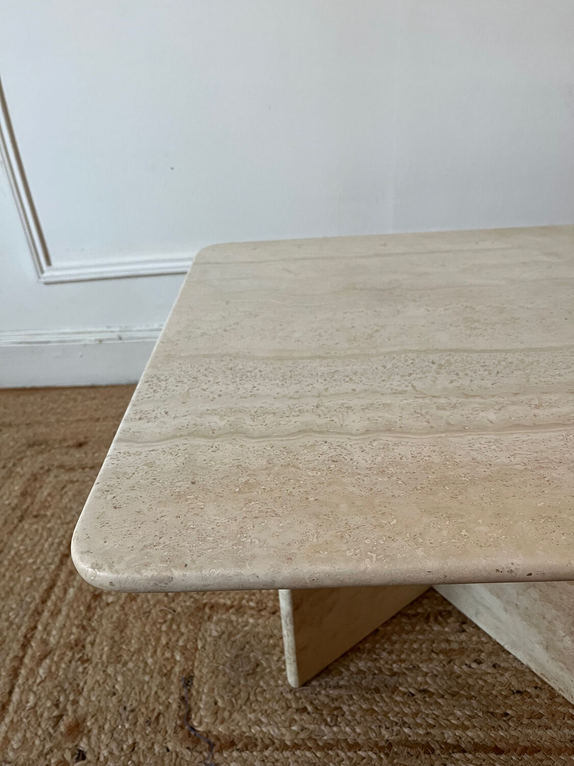 Square coffee table in travertine.