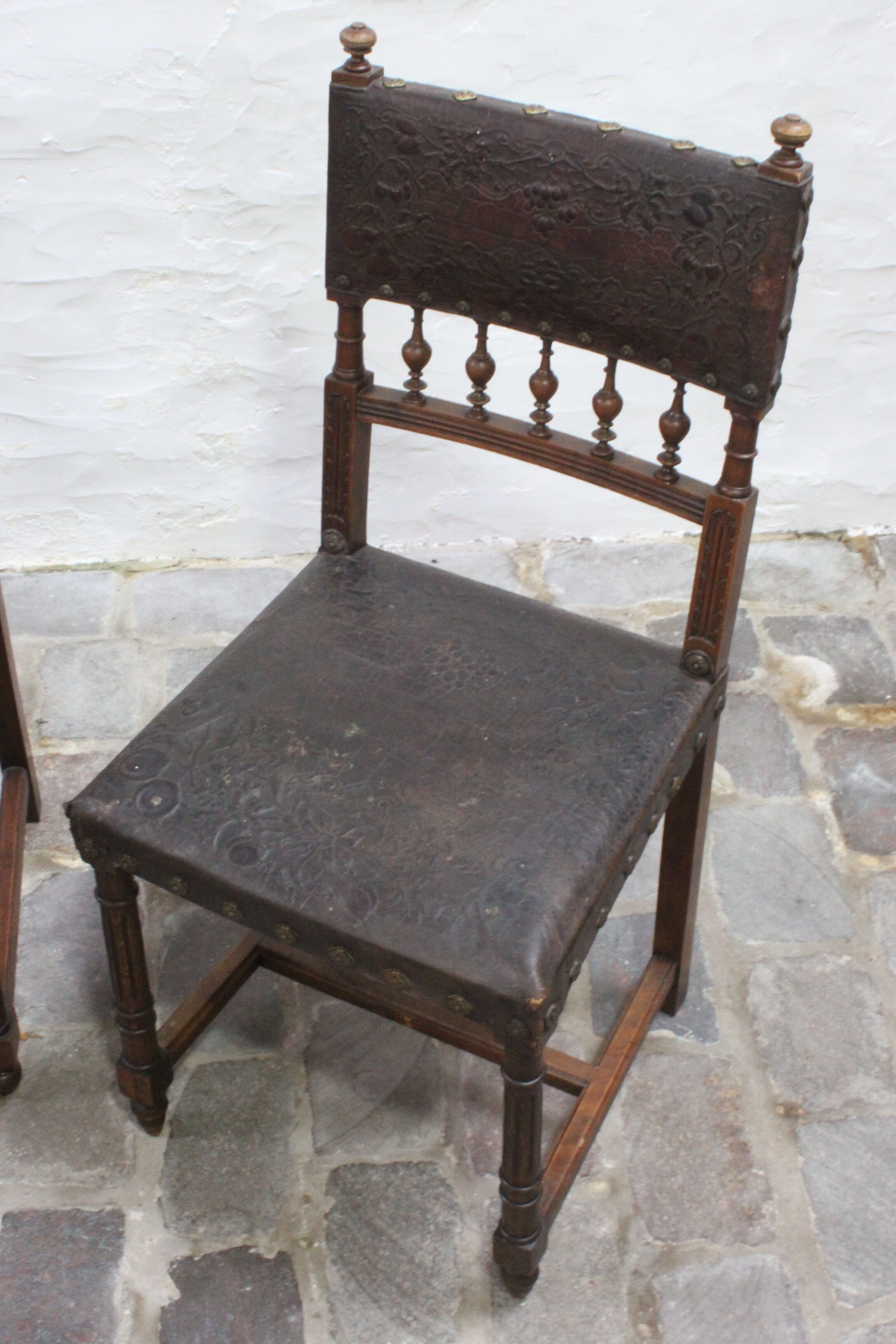 Ensemble de 3 chaises Renaissance en chêne et cuir gaufré, 19ème siècle, Belgique