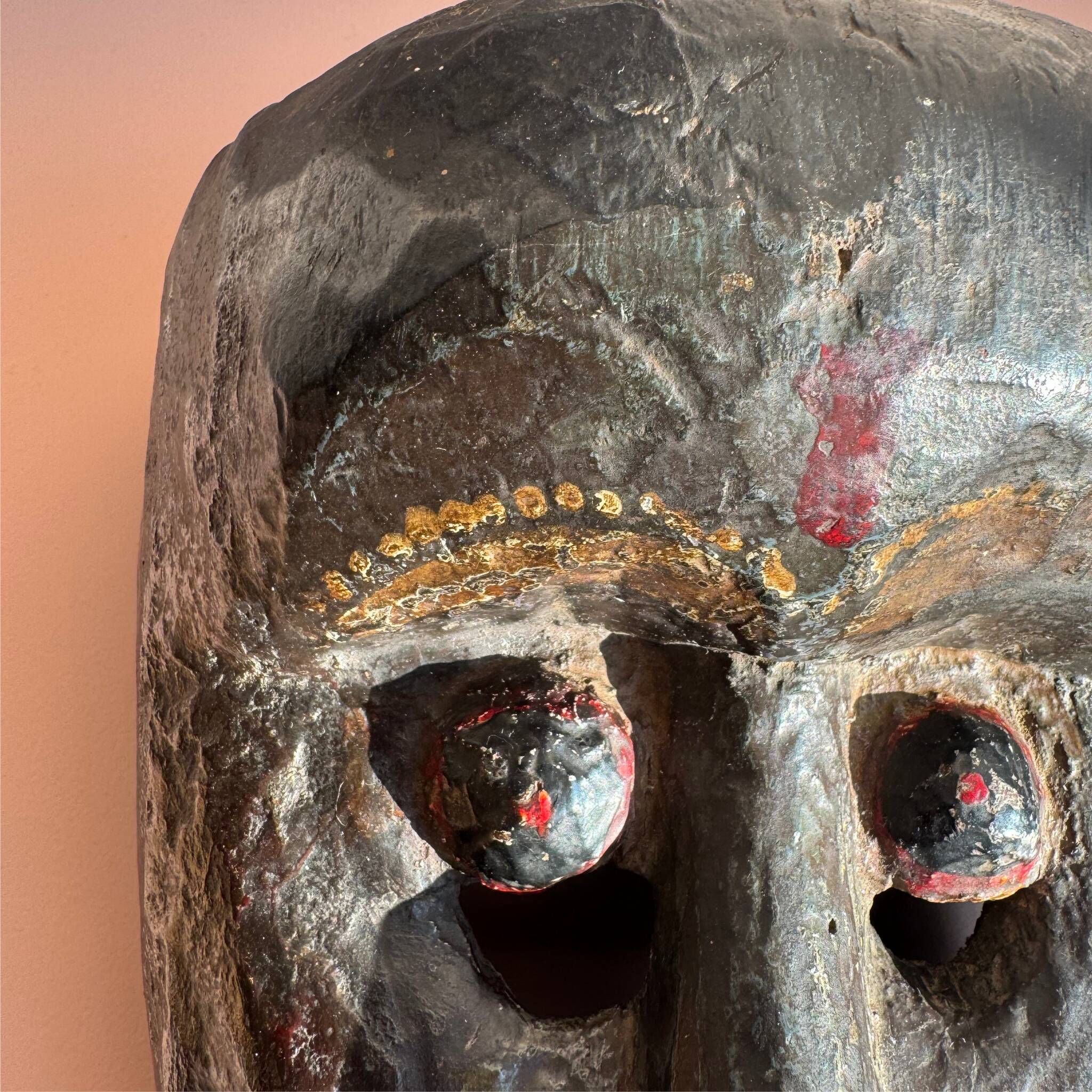 Masque rituel de l’Himalaya – sculpté à la main – yeux polychromes – Népal