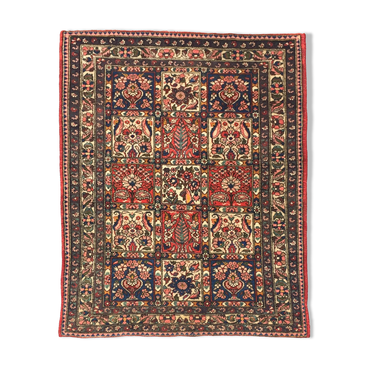 Oriental carpet Bakthiar Persian Iran: 1.07 X 1.40 meters.