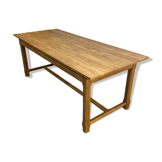 Elegant farm table