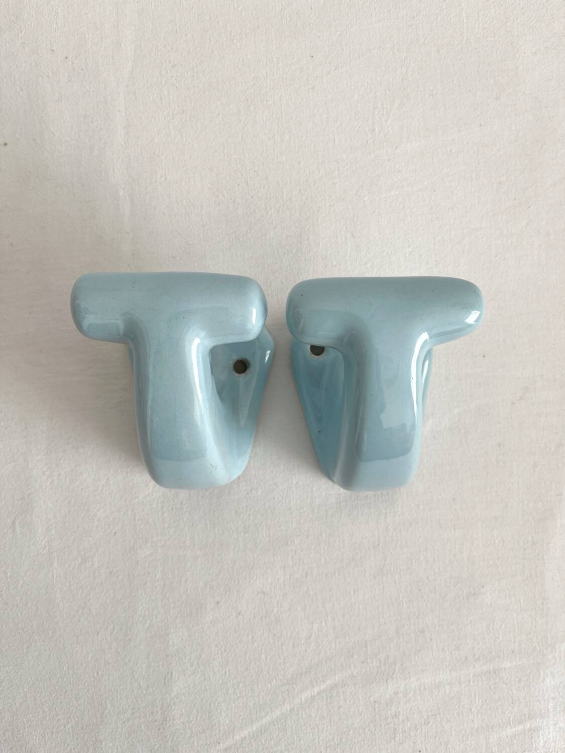 2 patères de salle de bain vintage en céramique bleue