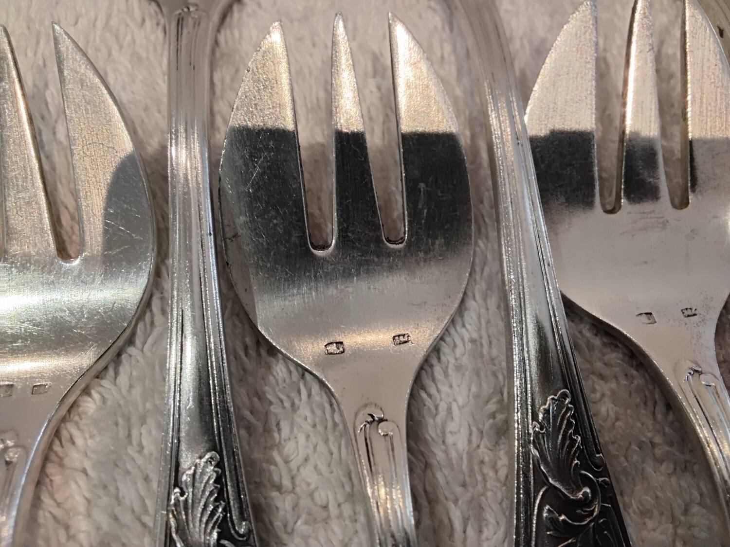 12 silver-plated oyster forks with rocaille ribbon decoration, 13.7 cm