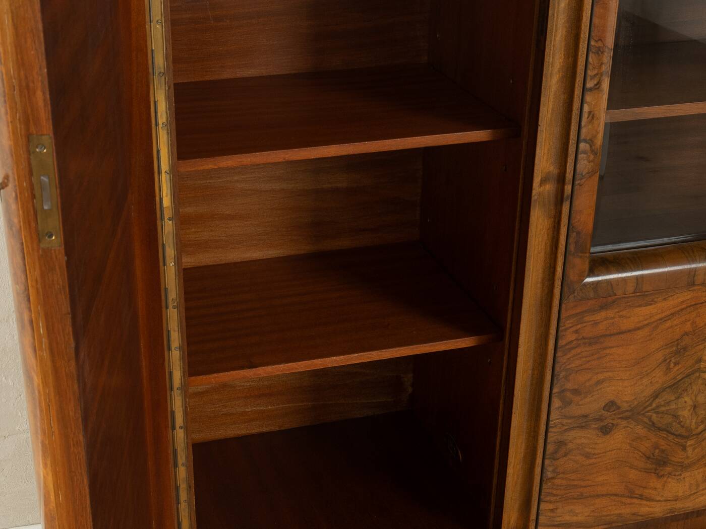 Art Déco Showcase, Cabinet