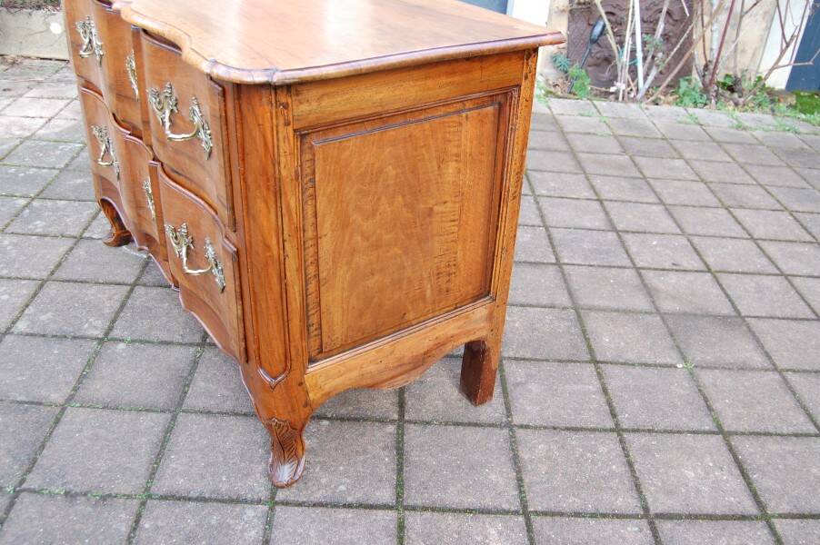 commode arbaléte d époque louis XV en noyer du 18e siécle