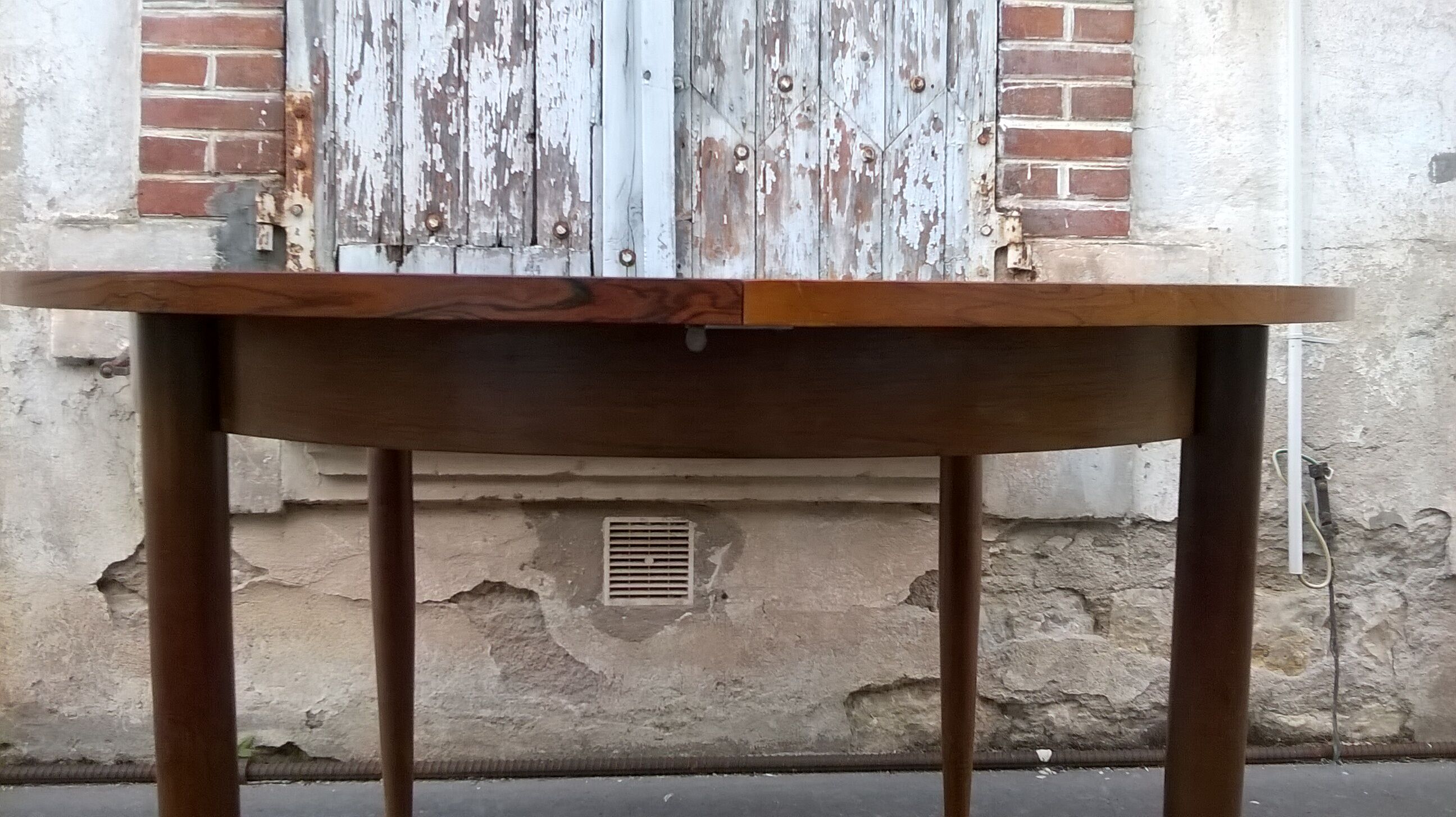 Rosewood stretch table