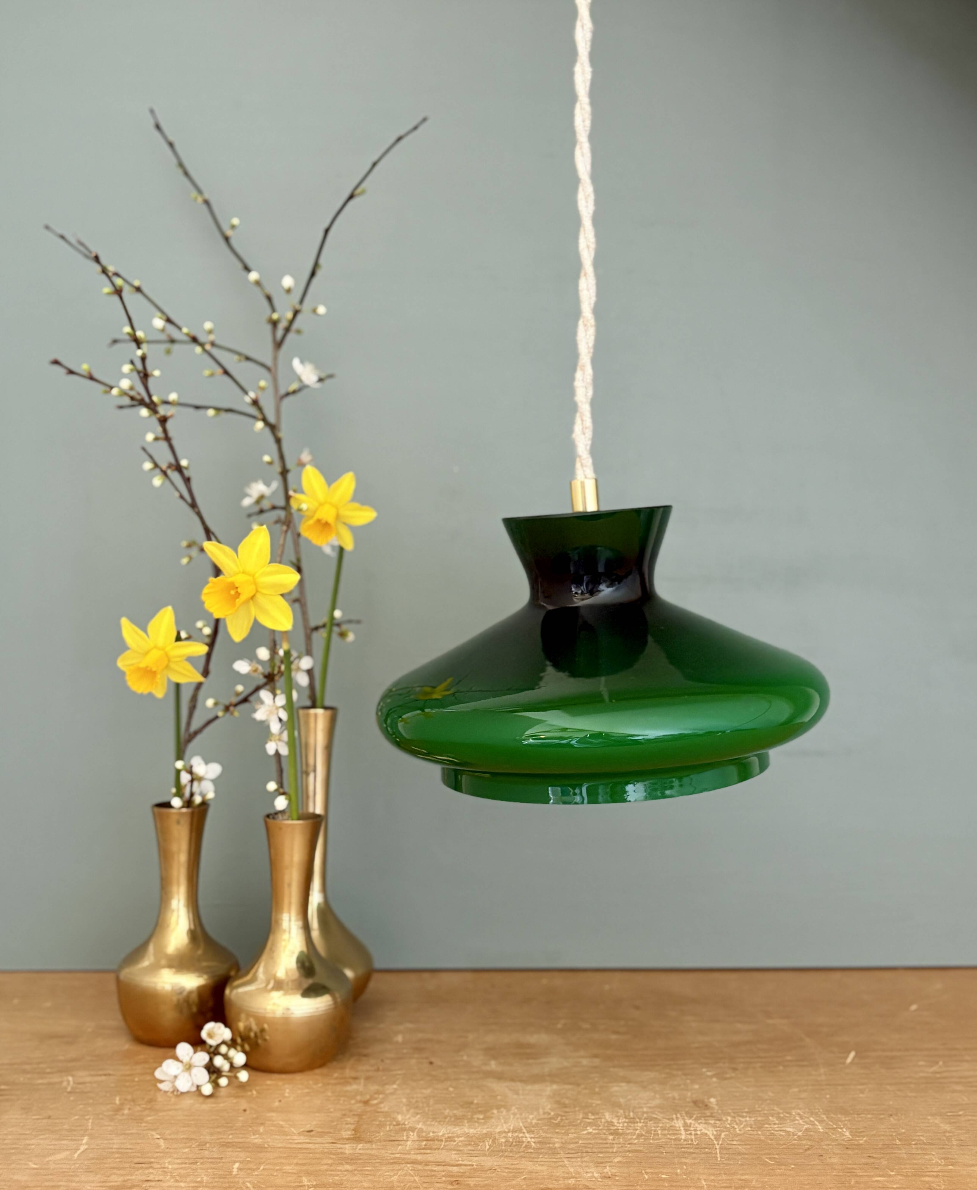 Vintage suspension lampshade in green and white opaline.