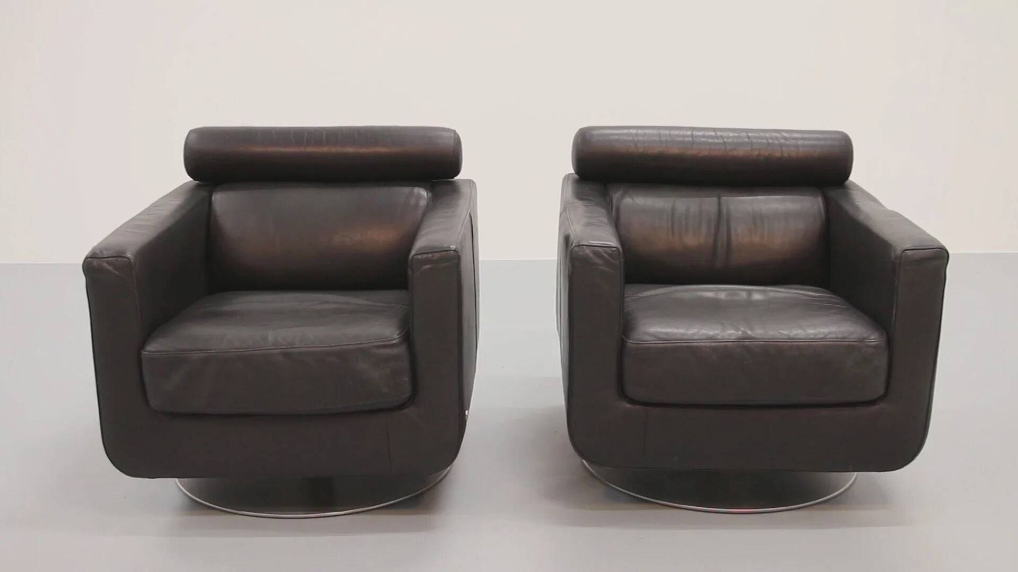 Italian modern leather swivel lounge chair steel by Natuzzi, Italy 1970