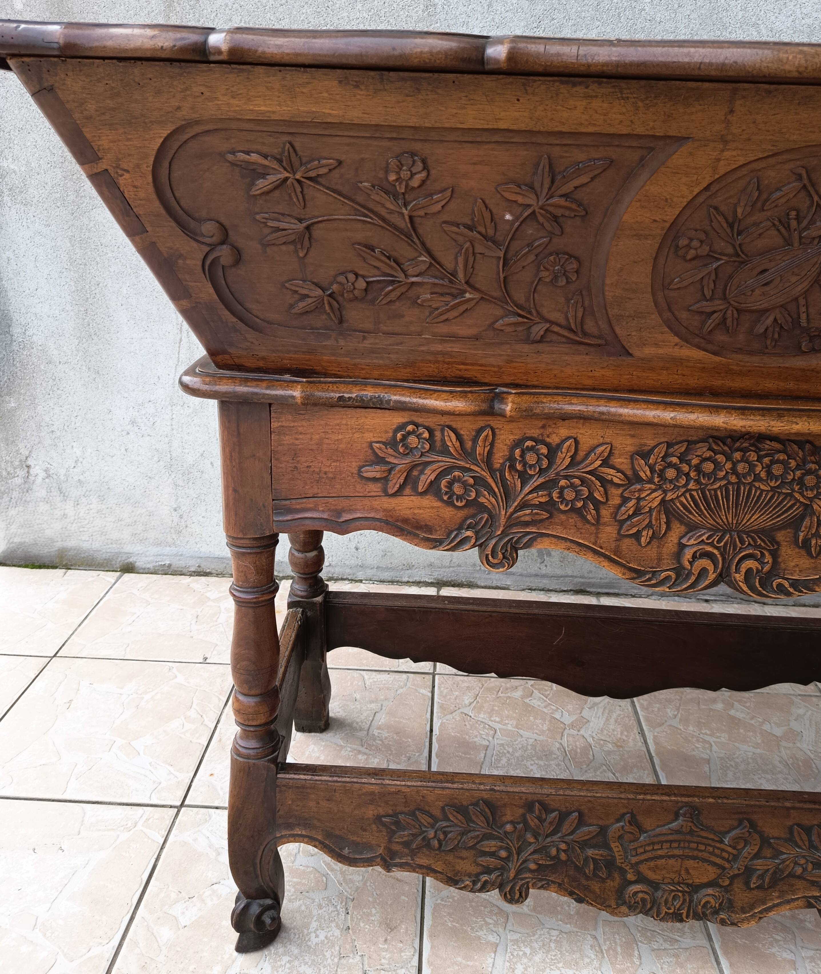Provençal kneading trough in walnut from the 18th century.