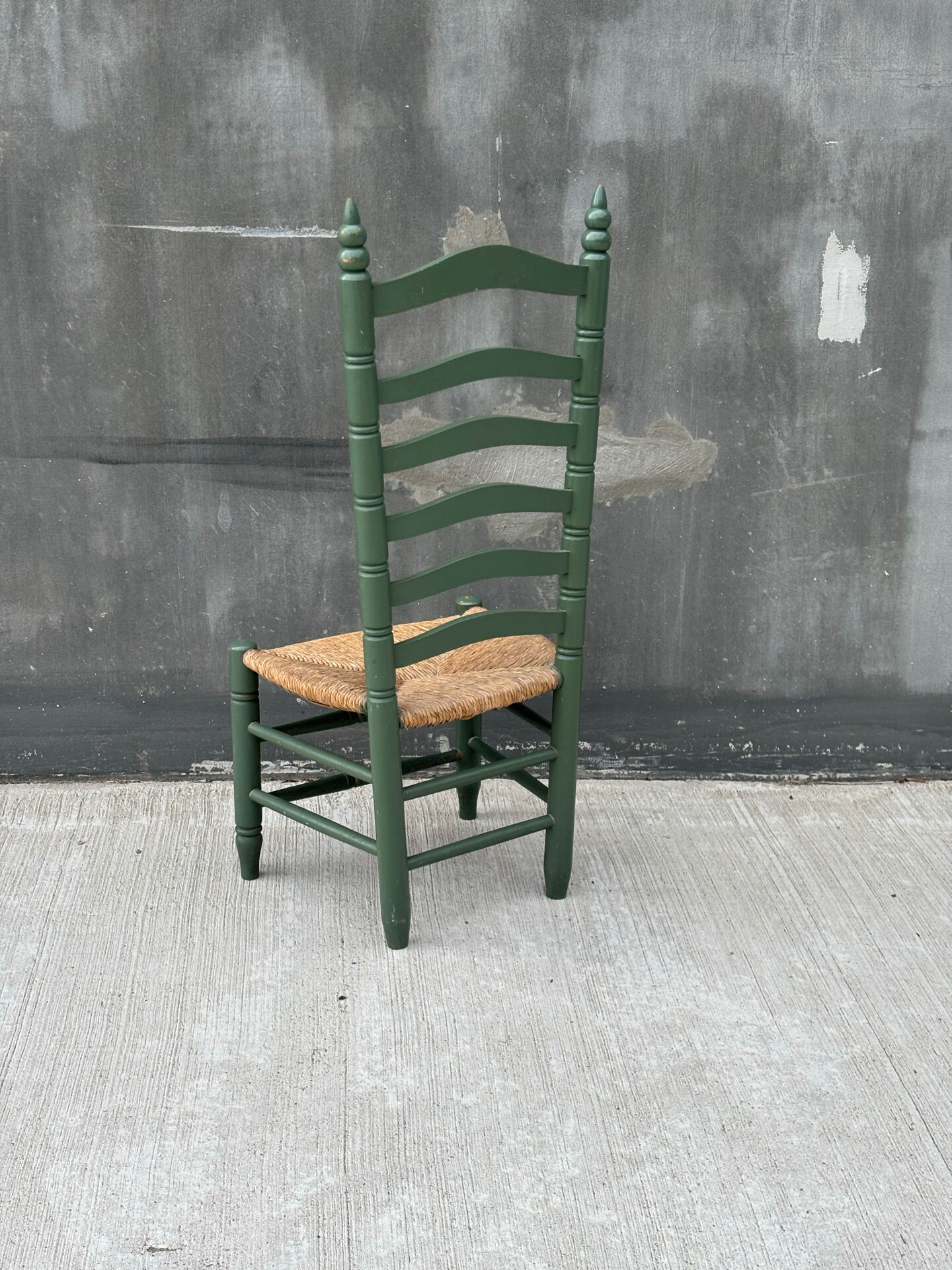Chaise basse d’appoint vintage à haut dossier et assise tressée